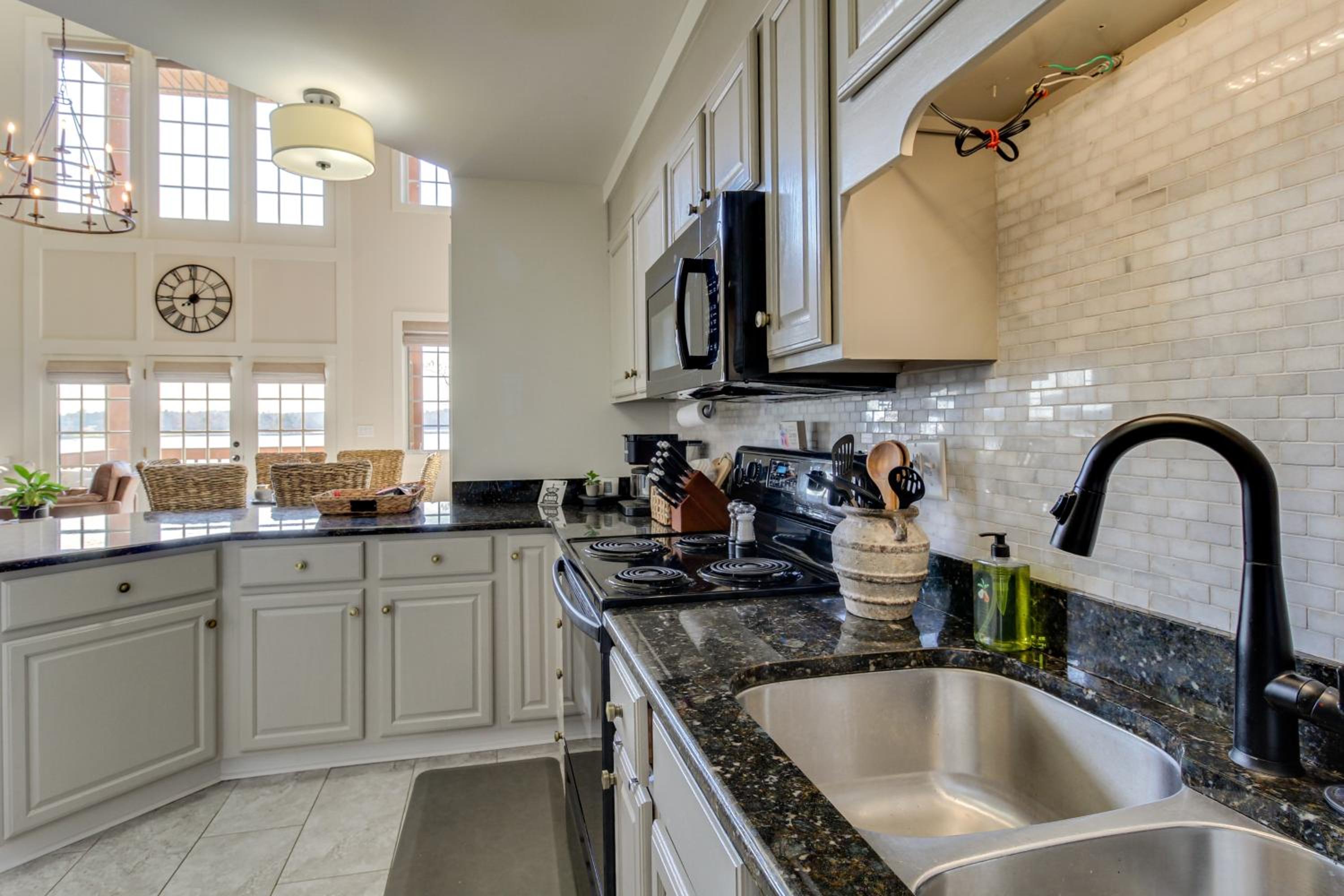 Lakefront Condo 3 Mi to Historic Guntersville!