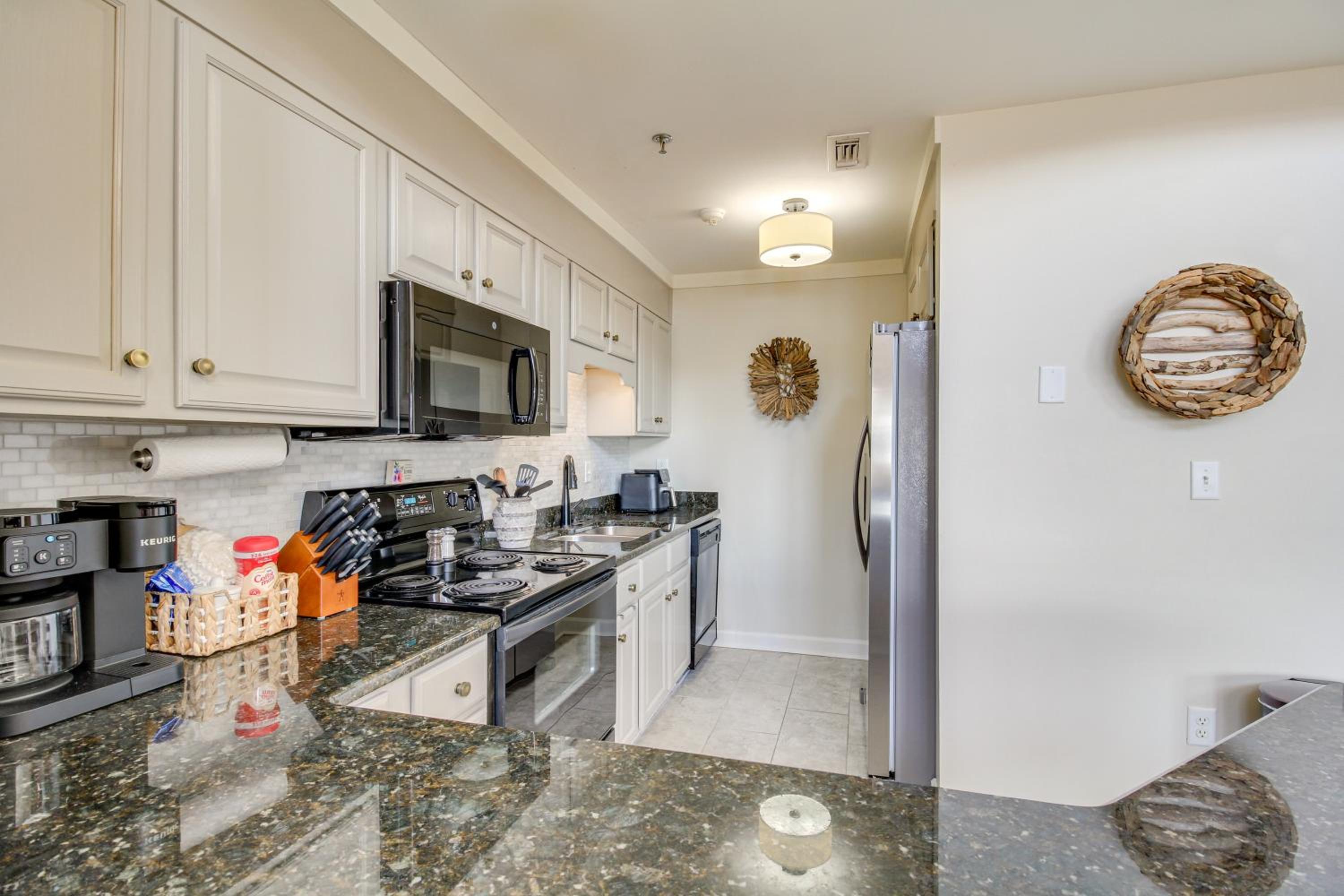 Lakefront Condo 3 Mi to Historic Guntersville!