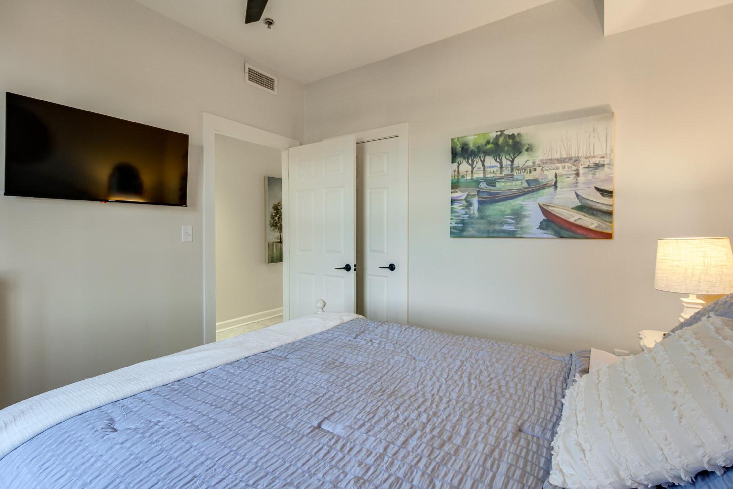 Lakefront Condo 3 Mi to Historic Guntersville!