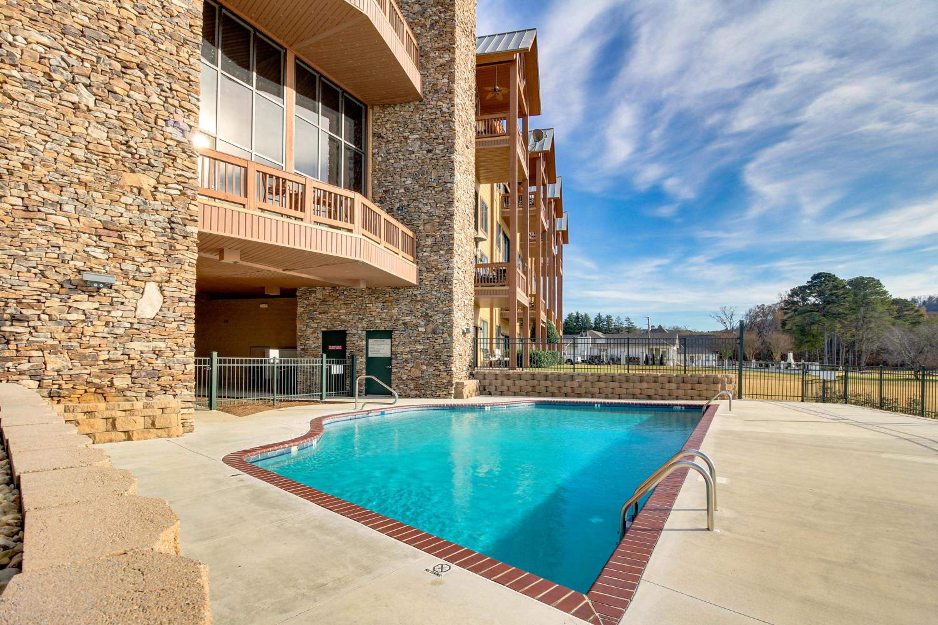 Lakefront Condo 3 Mi to Historic Guntersville!