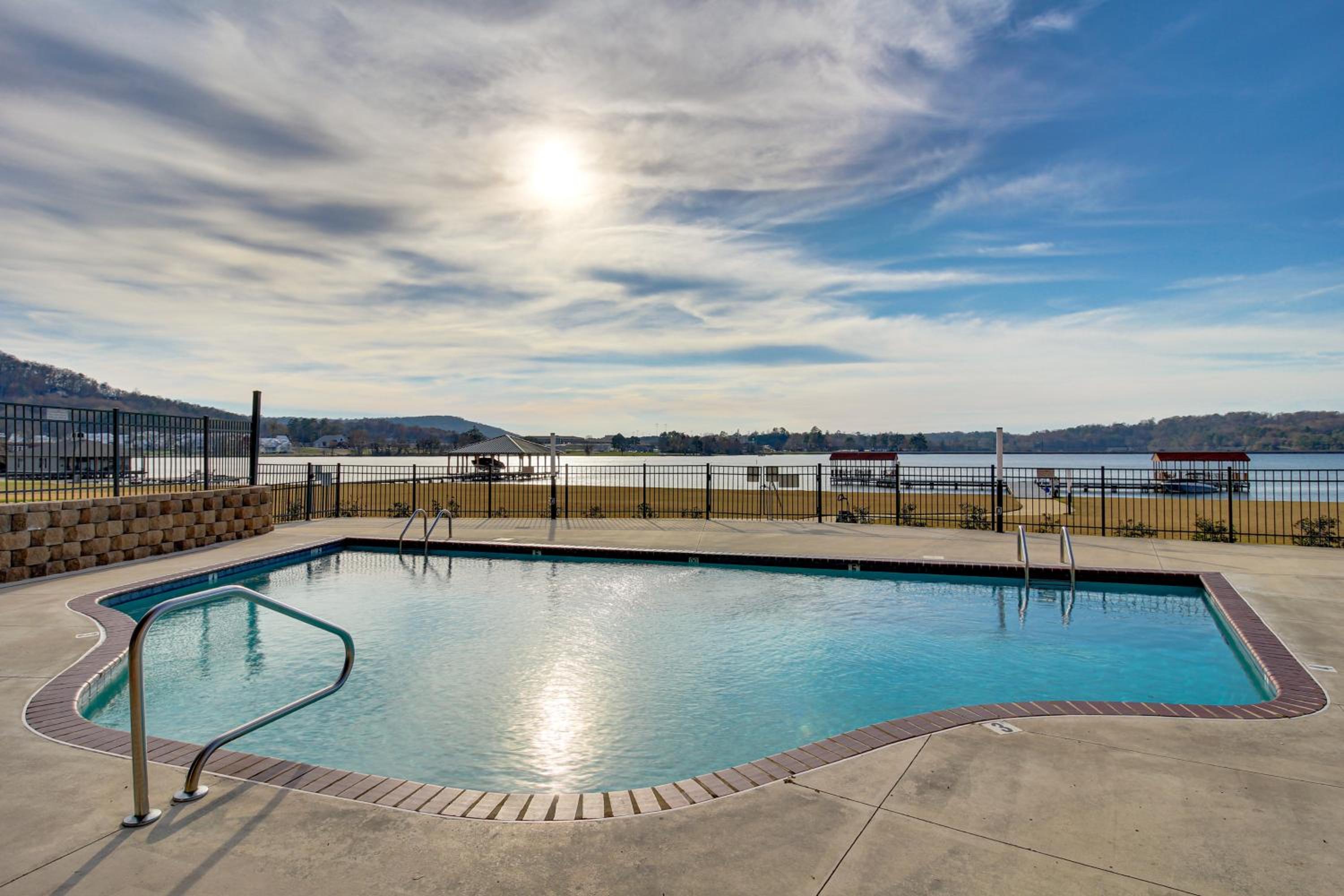 Lakefront Condo 3 Mi to Historic Guntersville!