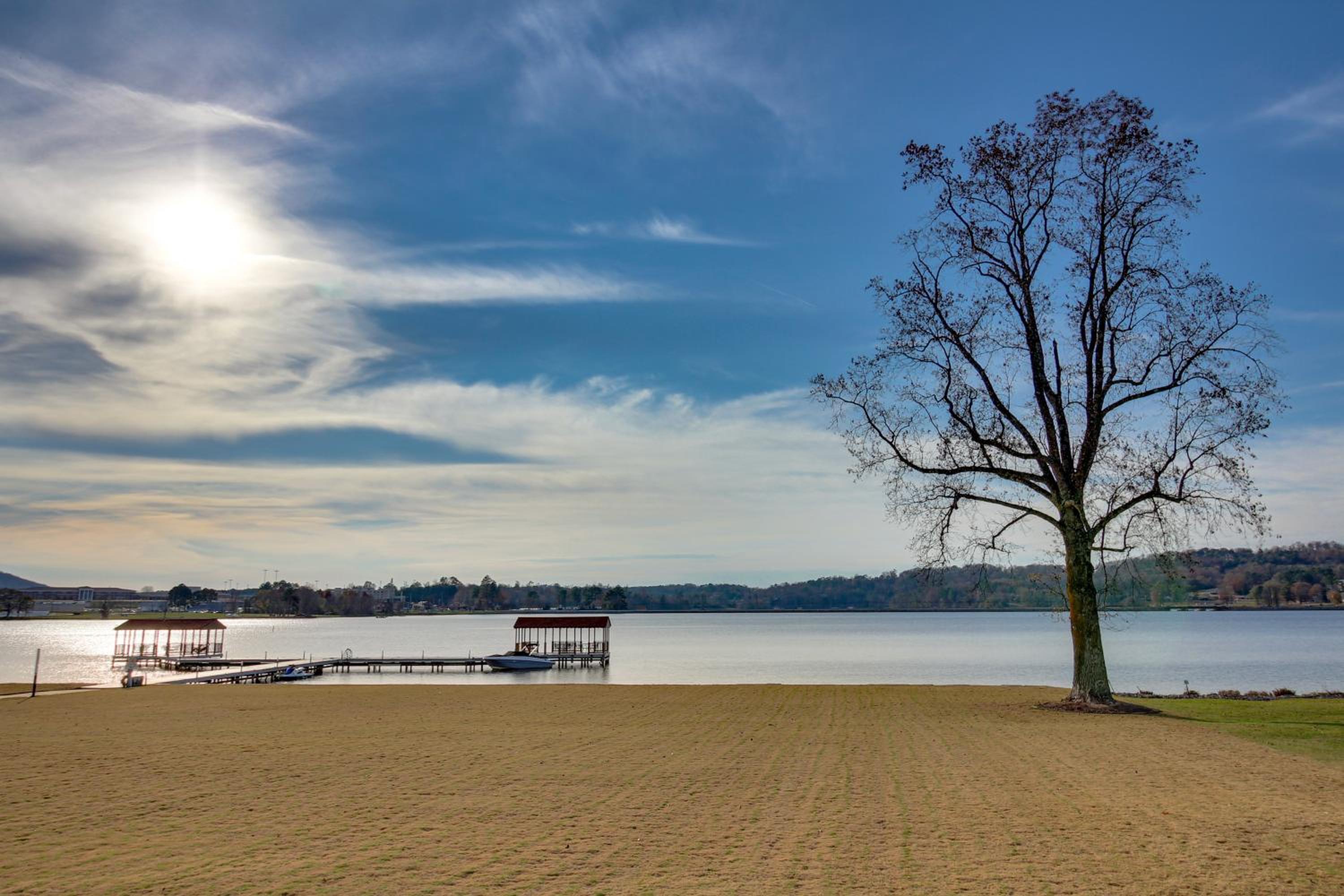 Lakefront Condo 3 Mi to Historic Guntersville!
