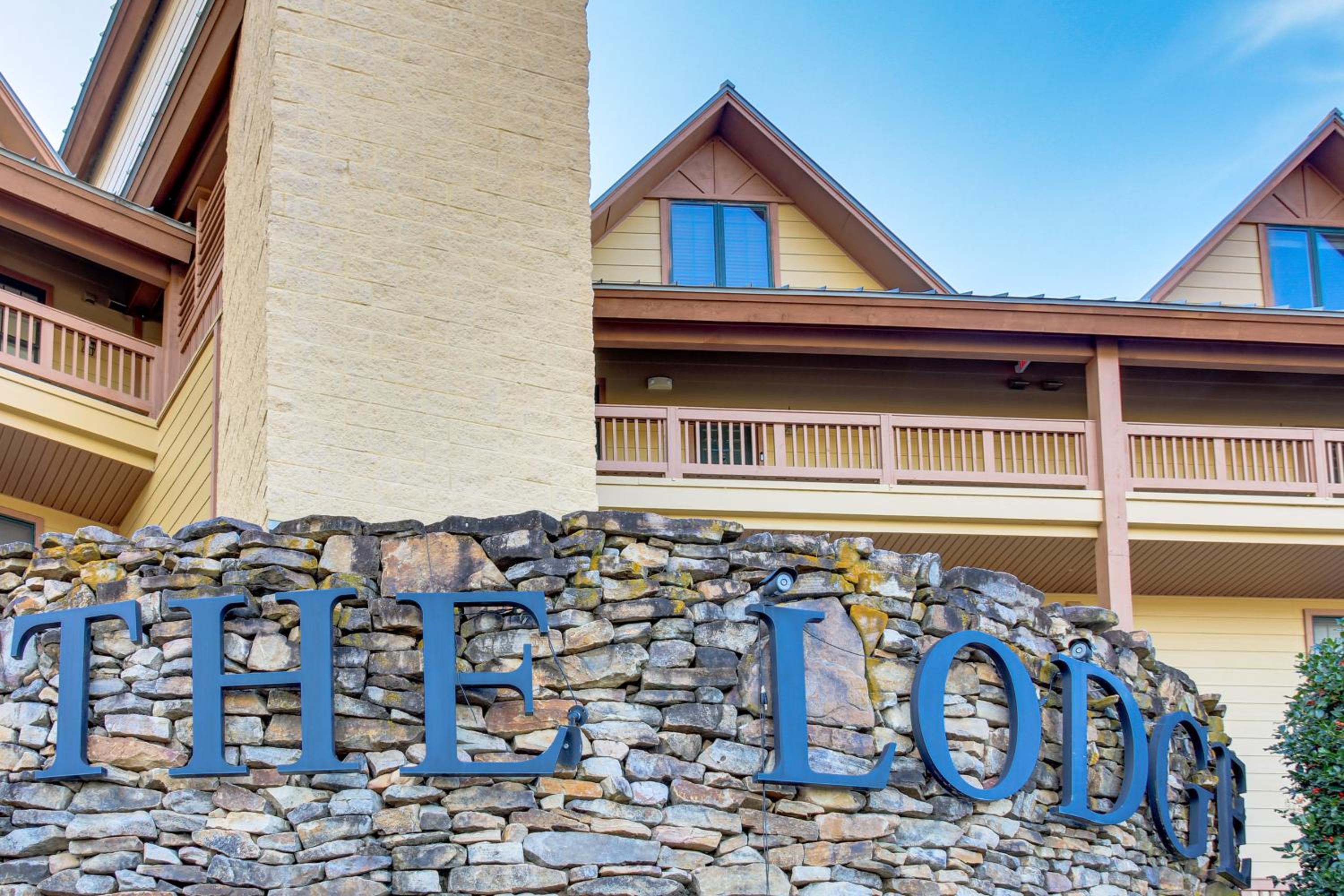 Lakefront Condo 3 Mi to Historic Guntersville!