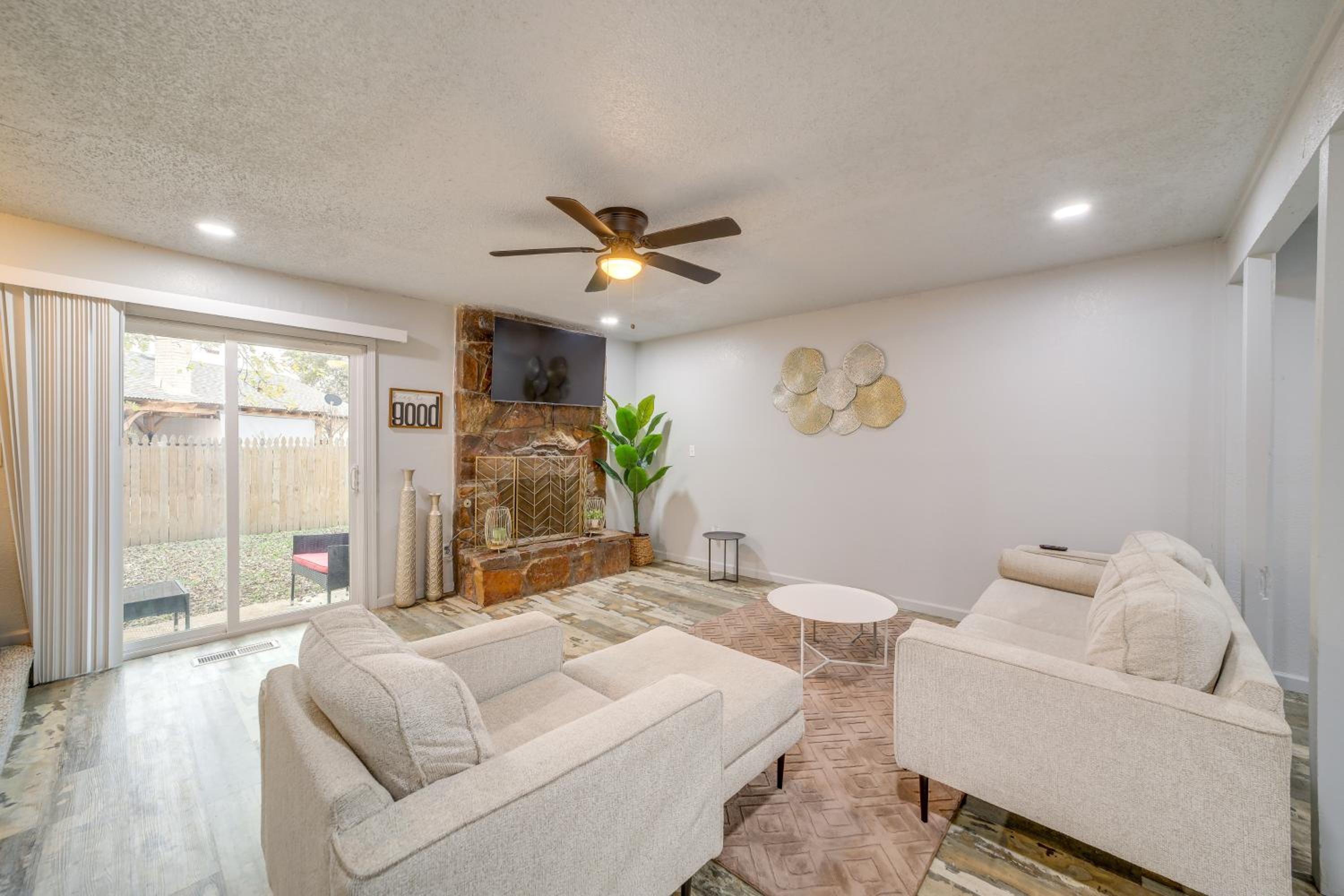 Pet-Friendly Retreat with Yard, 12 Mi to Dtwn Tulsa