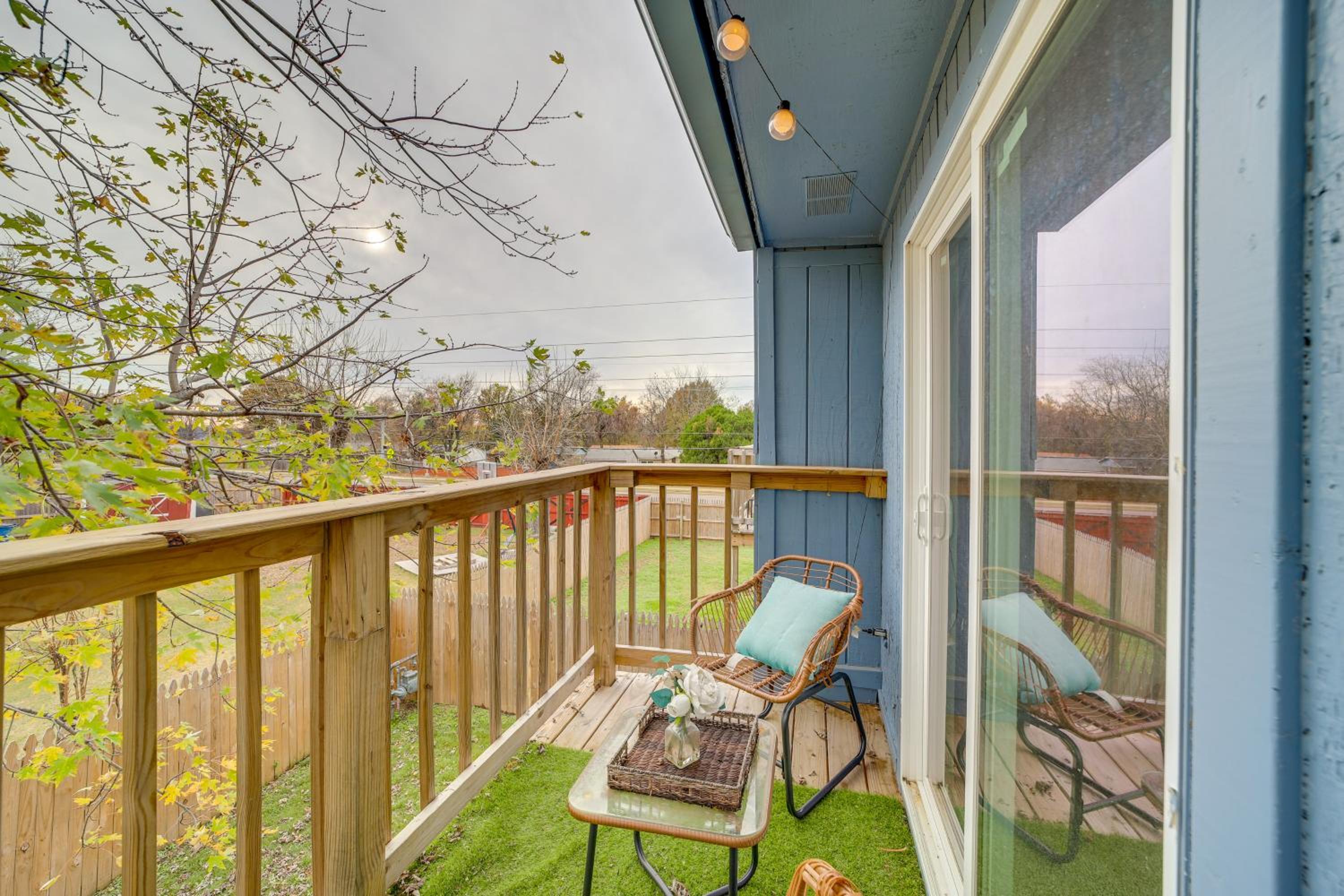 Pet-Friendly Retreat with Yard, 12 Mi to Dtwn Tulsa