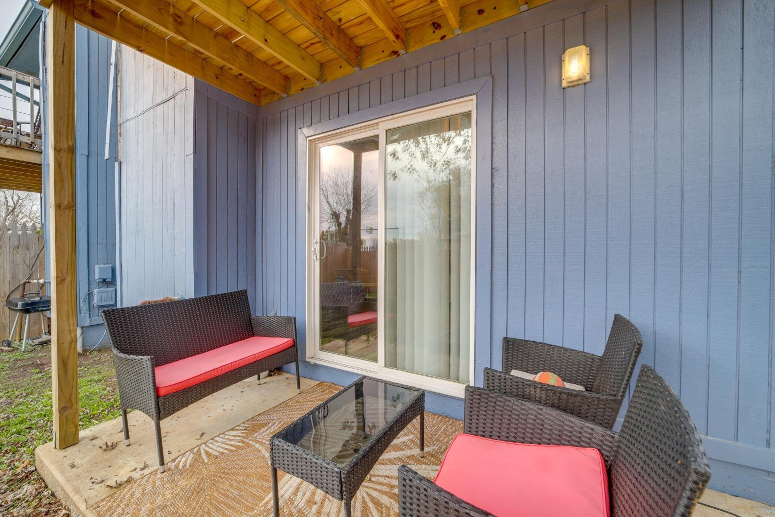Pet-Friendly Retreat with Yard, 12 Mi to Dtwn Tulsa