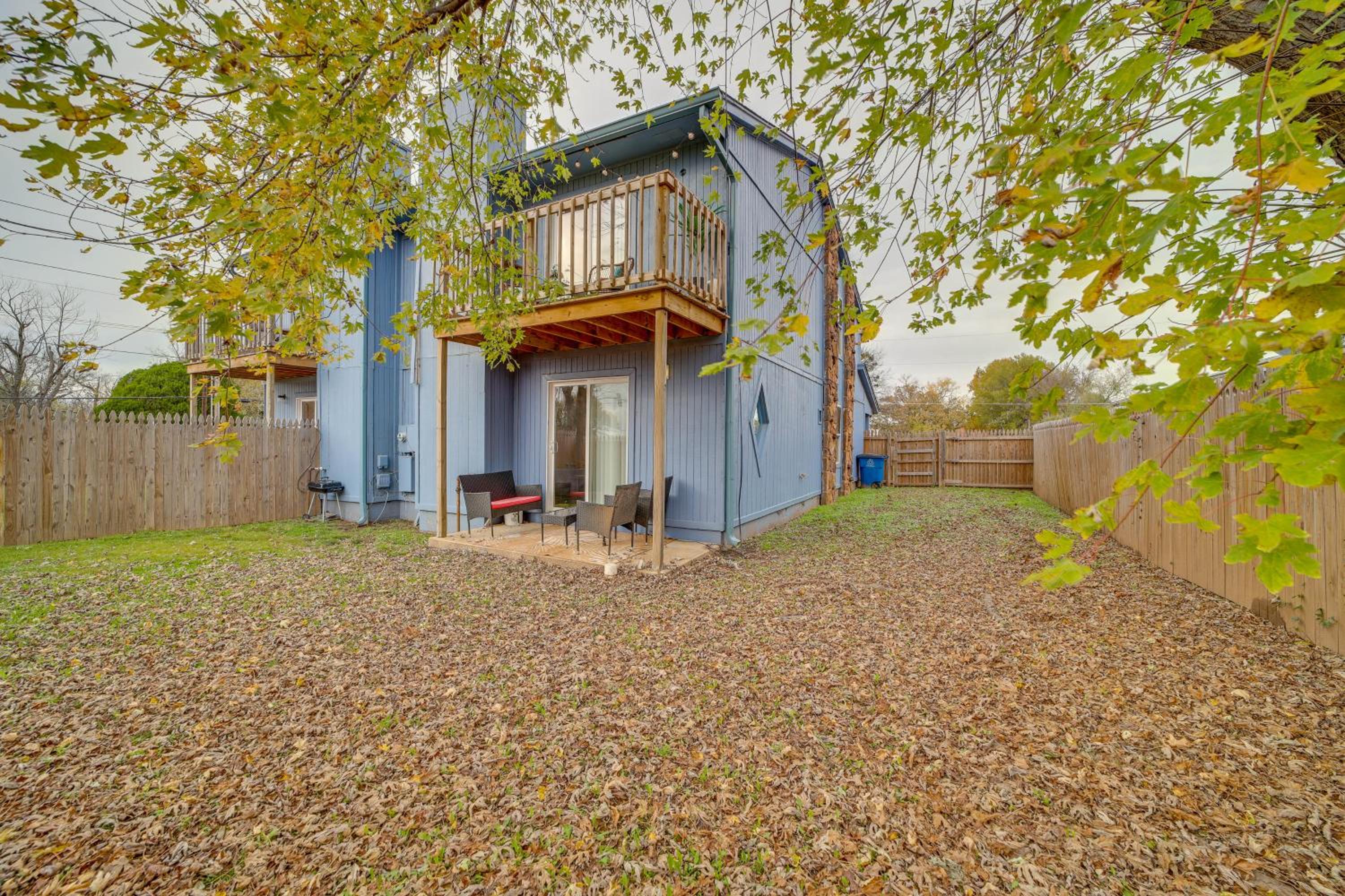 Pet-Friendly Retreat with Yard, 12 Mi to Dtwn Tulsa