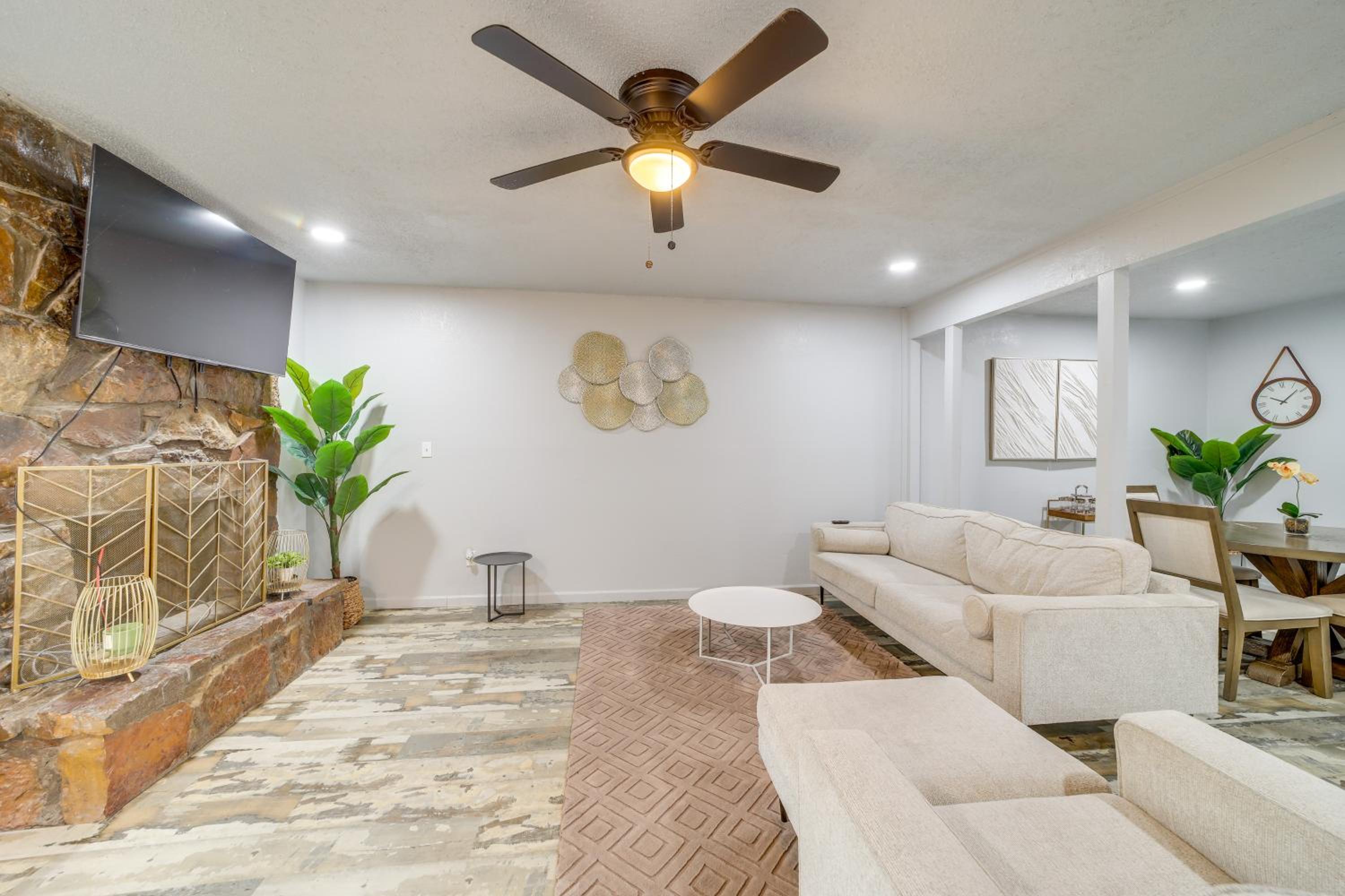 Pet-Friendly Retreat with Yard, 12 Mi to Dtwn Tulsa