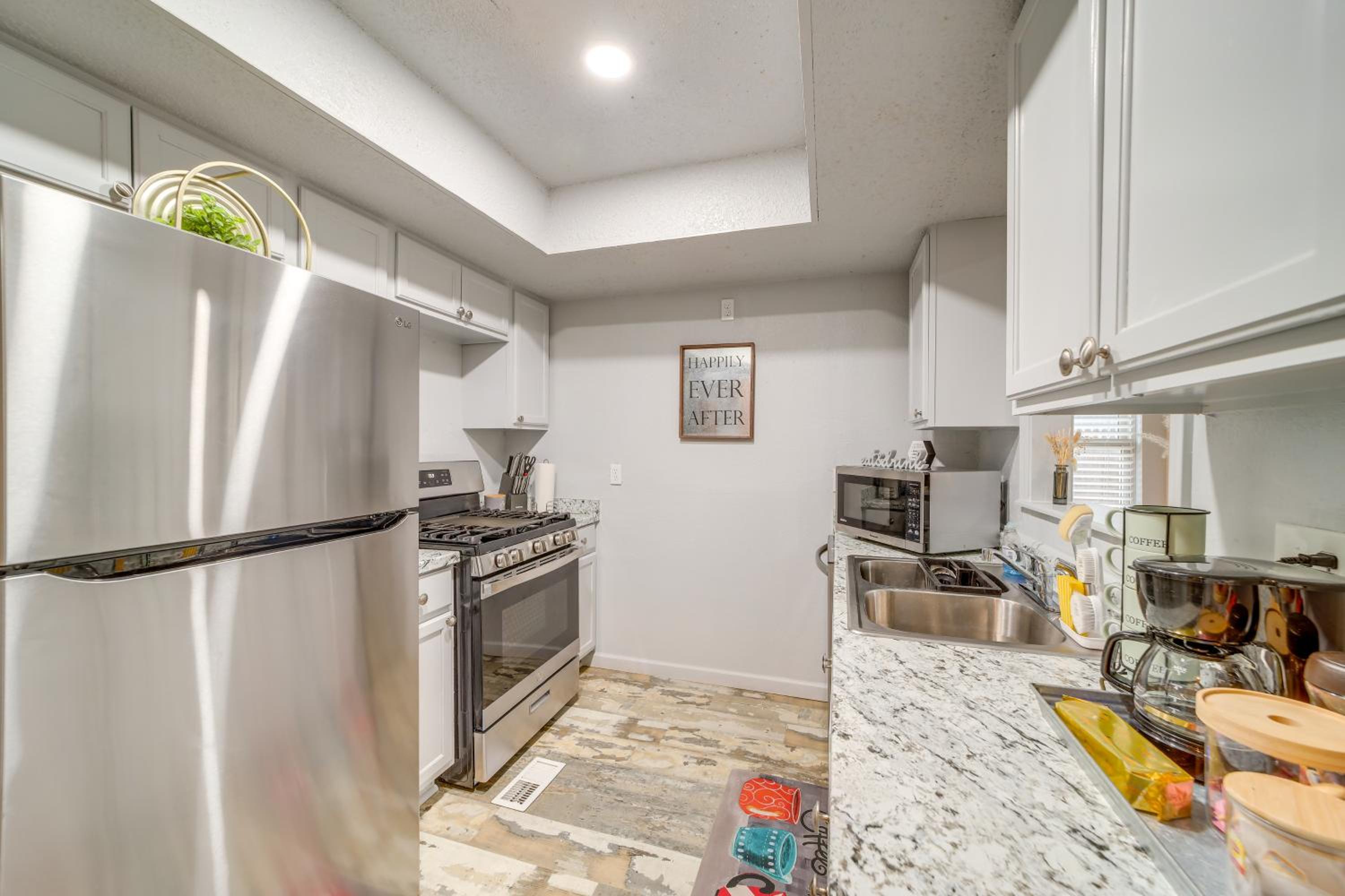 Pet-Friendly Retreat with Yard, 12 Mi to Dtwn Tulsa
