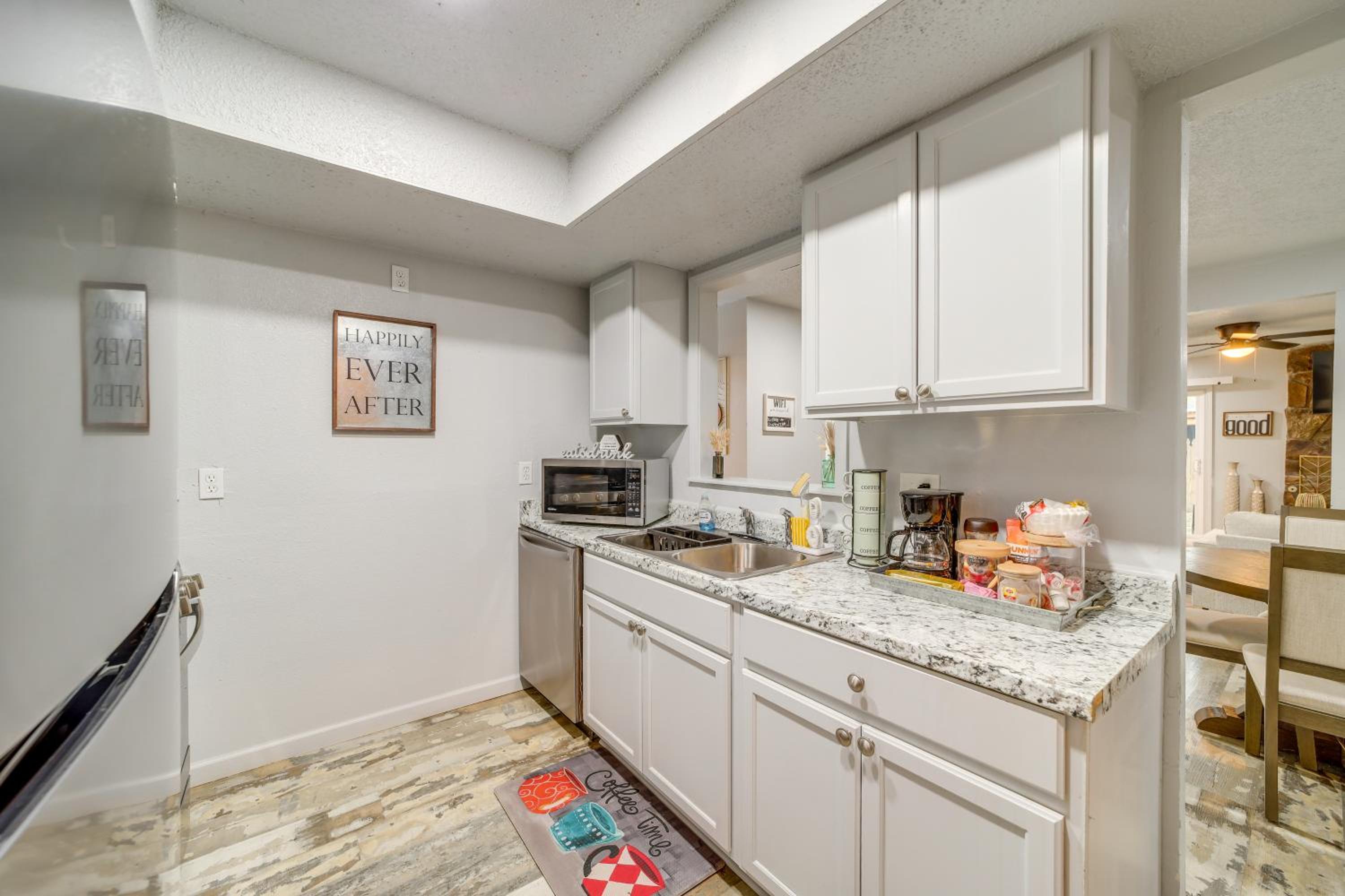 Pet-Friendly Retreat with Yard, 12 Mi to Dtwn Tulsa