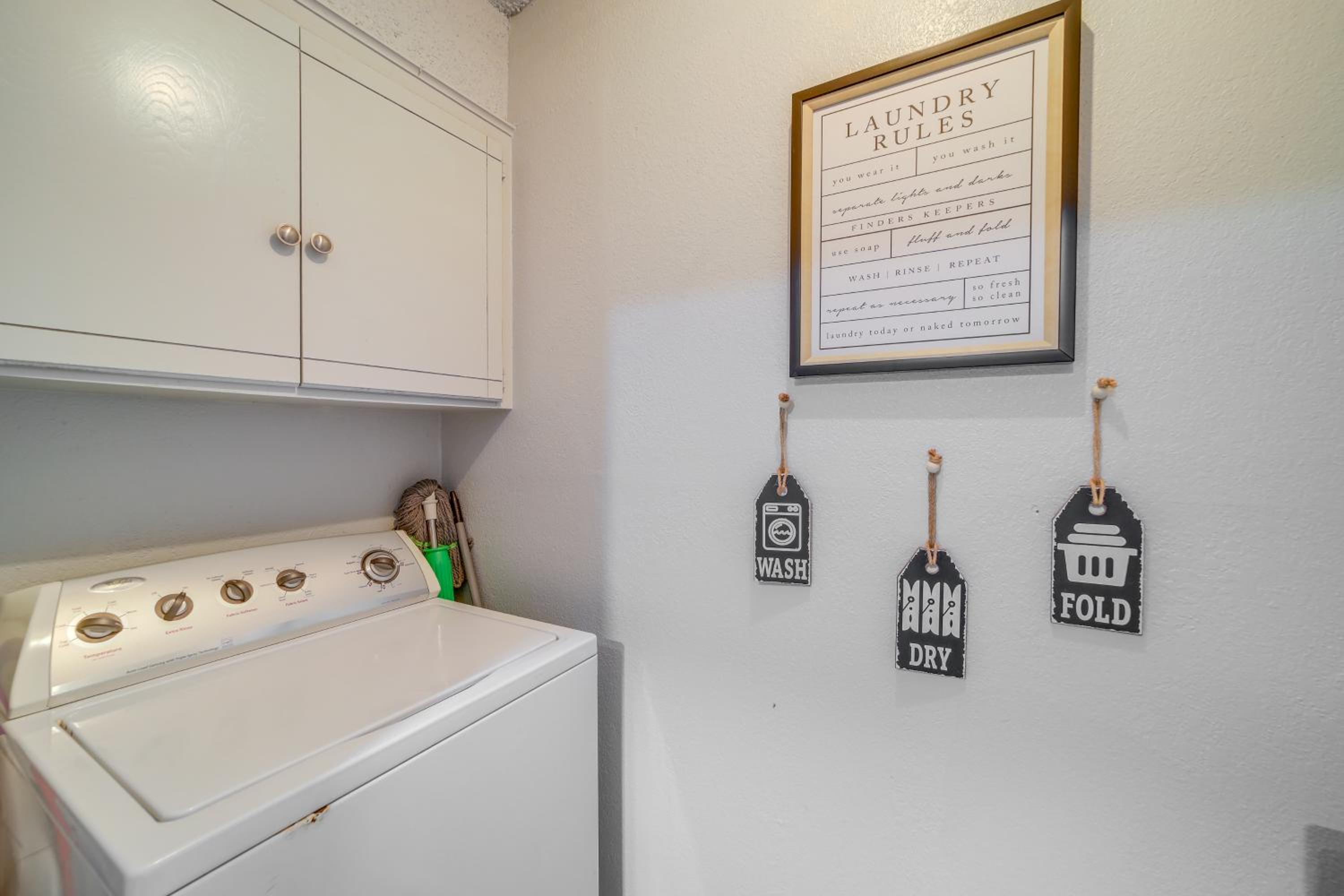 Pet-Friendly Retreat with Yard, 12 Mi to Dtwn Tulsa