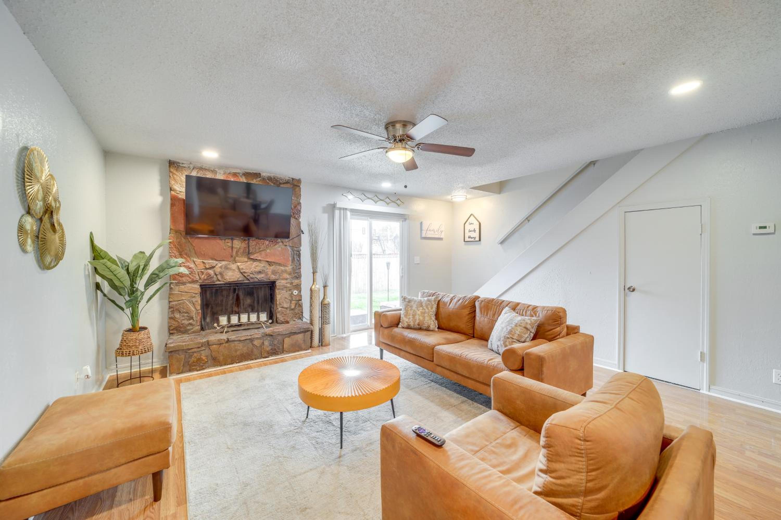 5 Mi to Route 66 Fun! Tulsa Towhome with Game Room