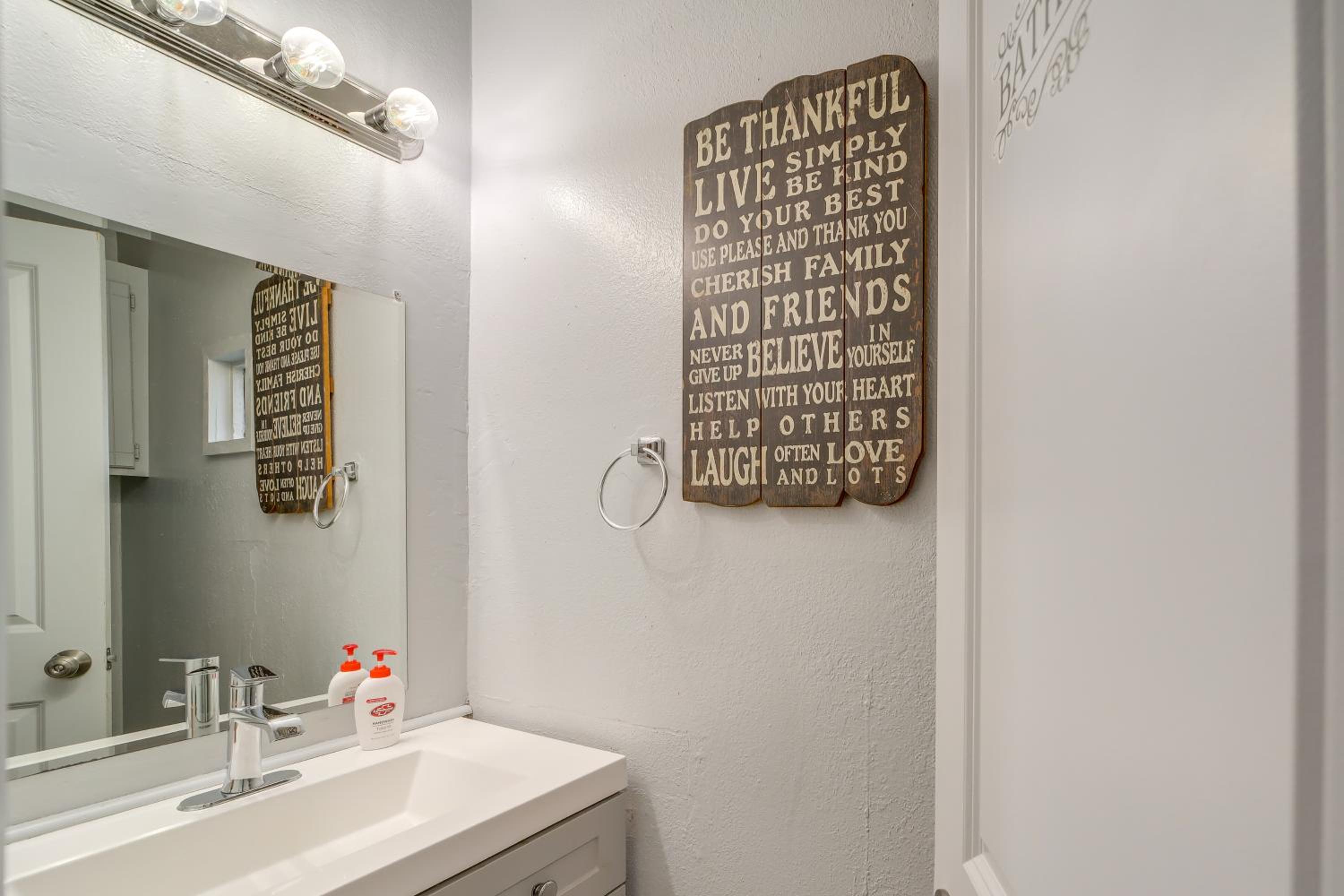 Pet-Friendly Retreat with Yard, 12 Mi to Dtwn Tulsa