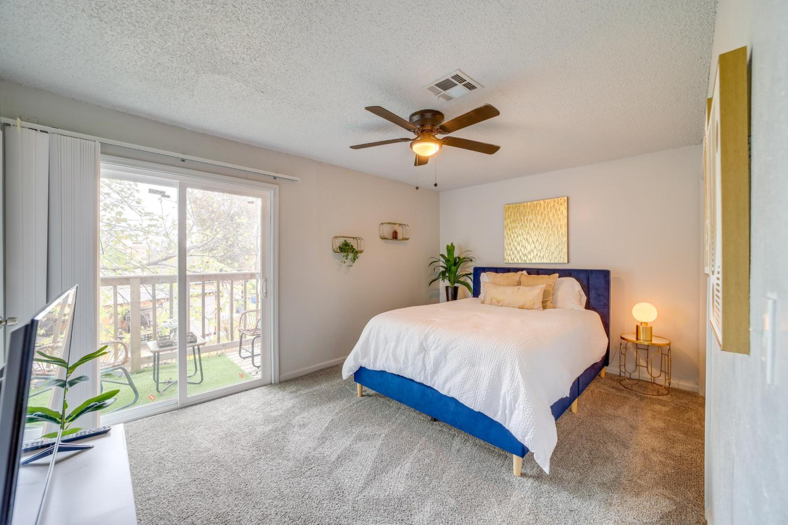 Pet-Friendly Retreat with Yard, 12 Mi to Dtwn Tulsa