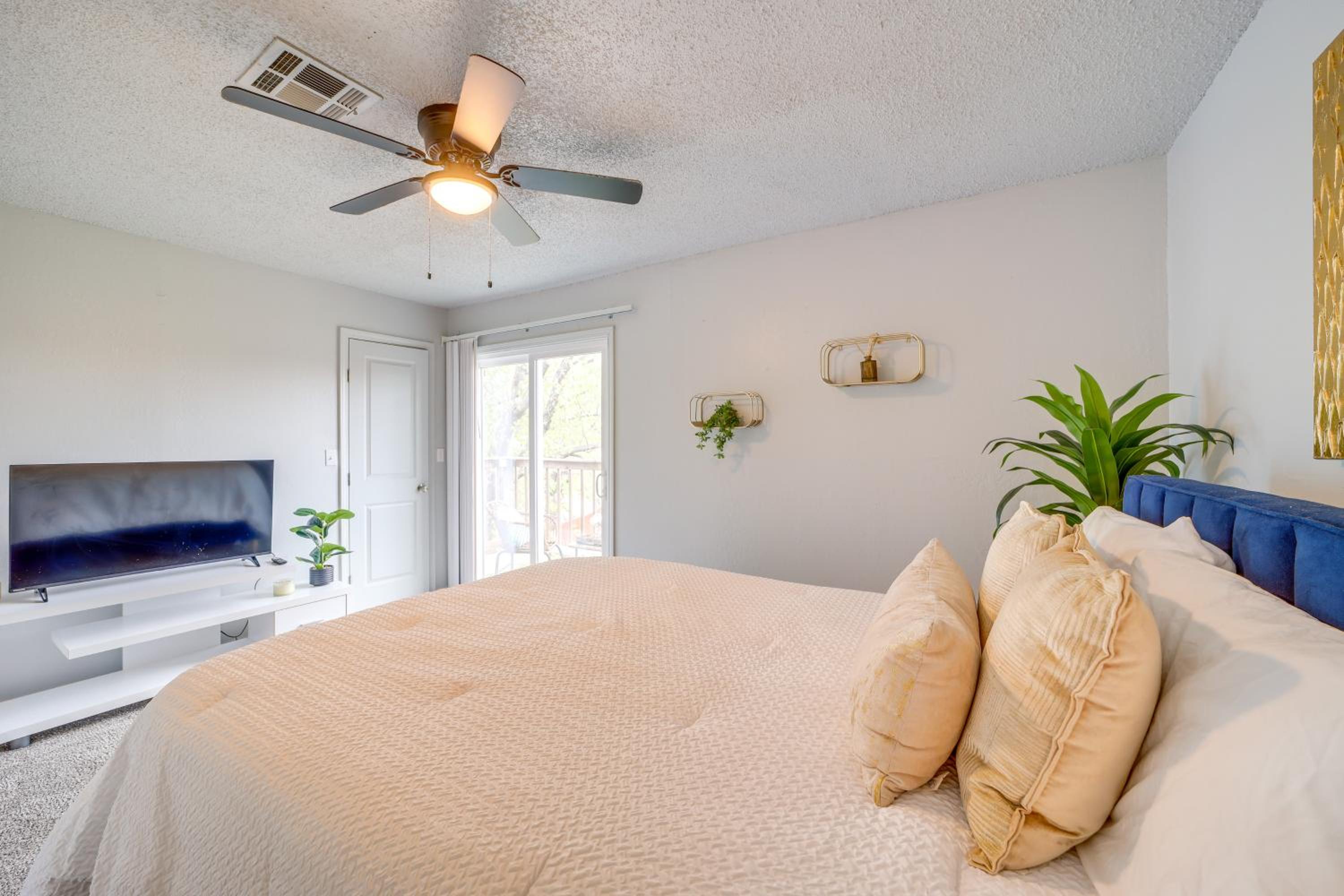 Pet-Friendly Retreat with Yard, 12 Mi to Dtwn Tulsa