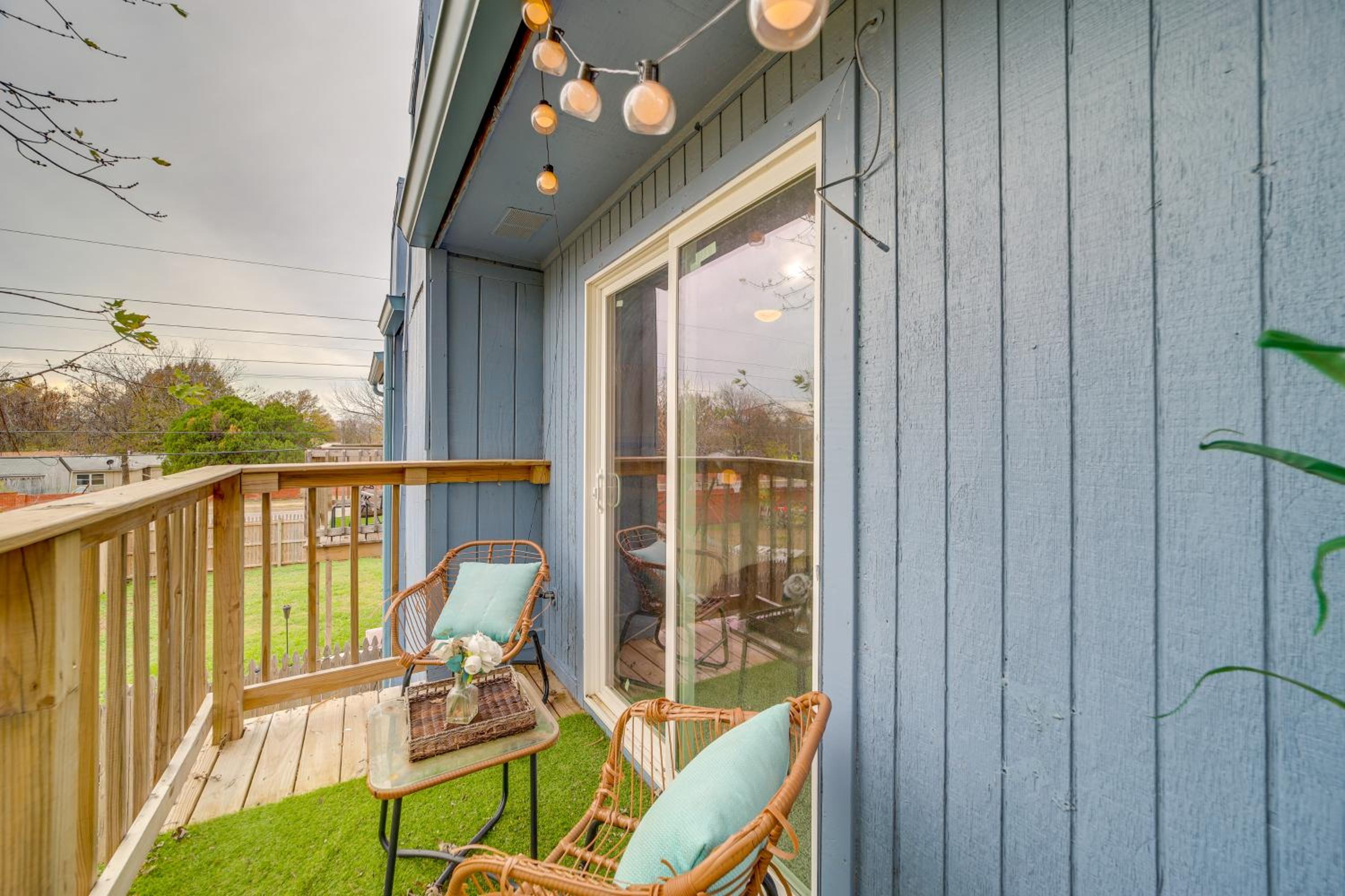 Pet-Friendly Retreat with Yard, 12 Mi to Dtwn Tulsa