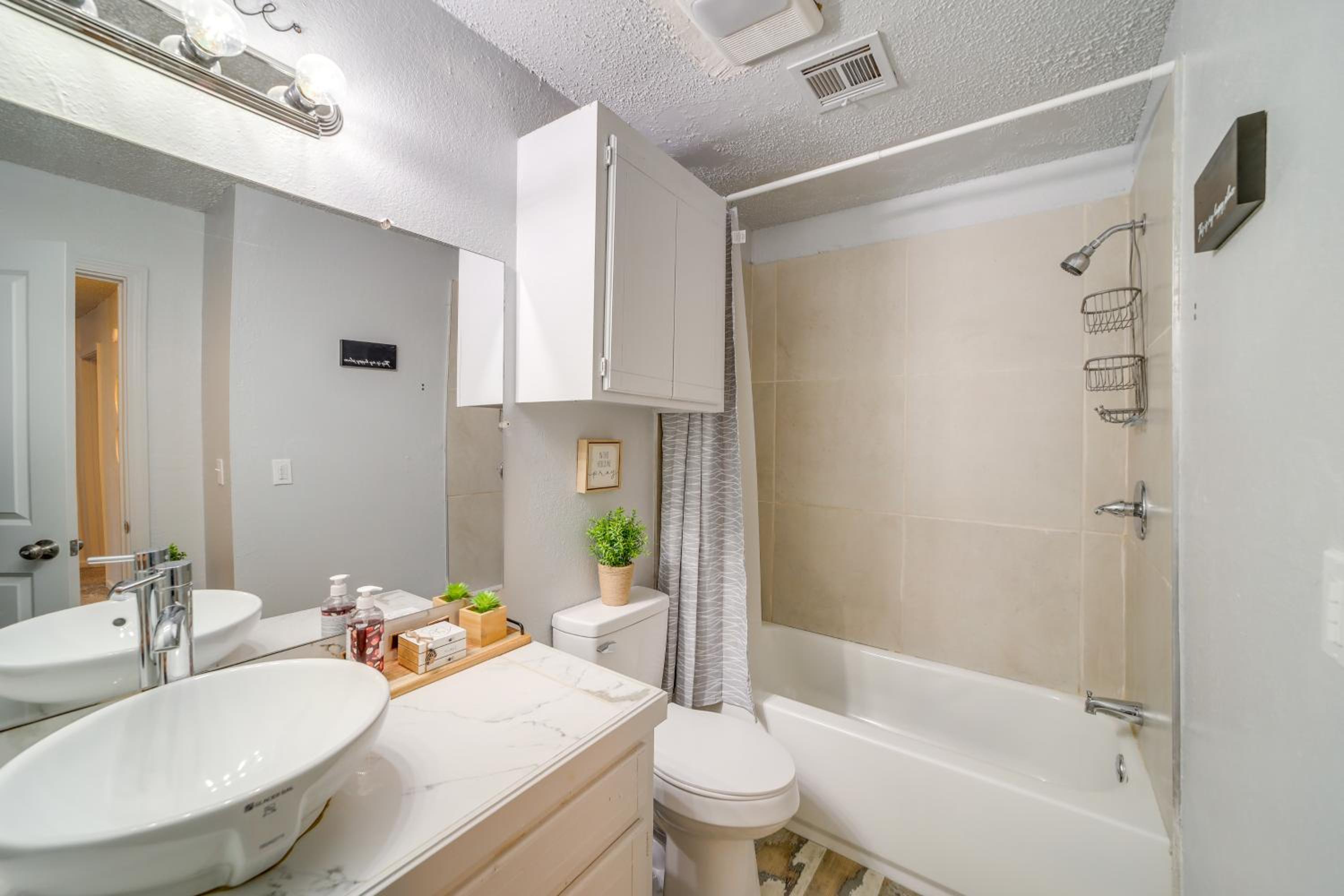 Pet-Friendly Retreat with Yard, 12 Mi to Dtwn Tulsa
