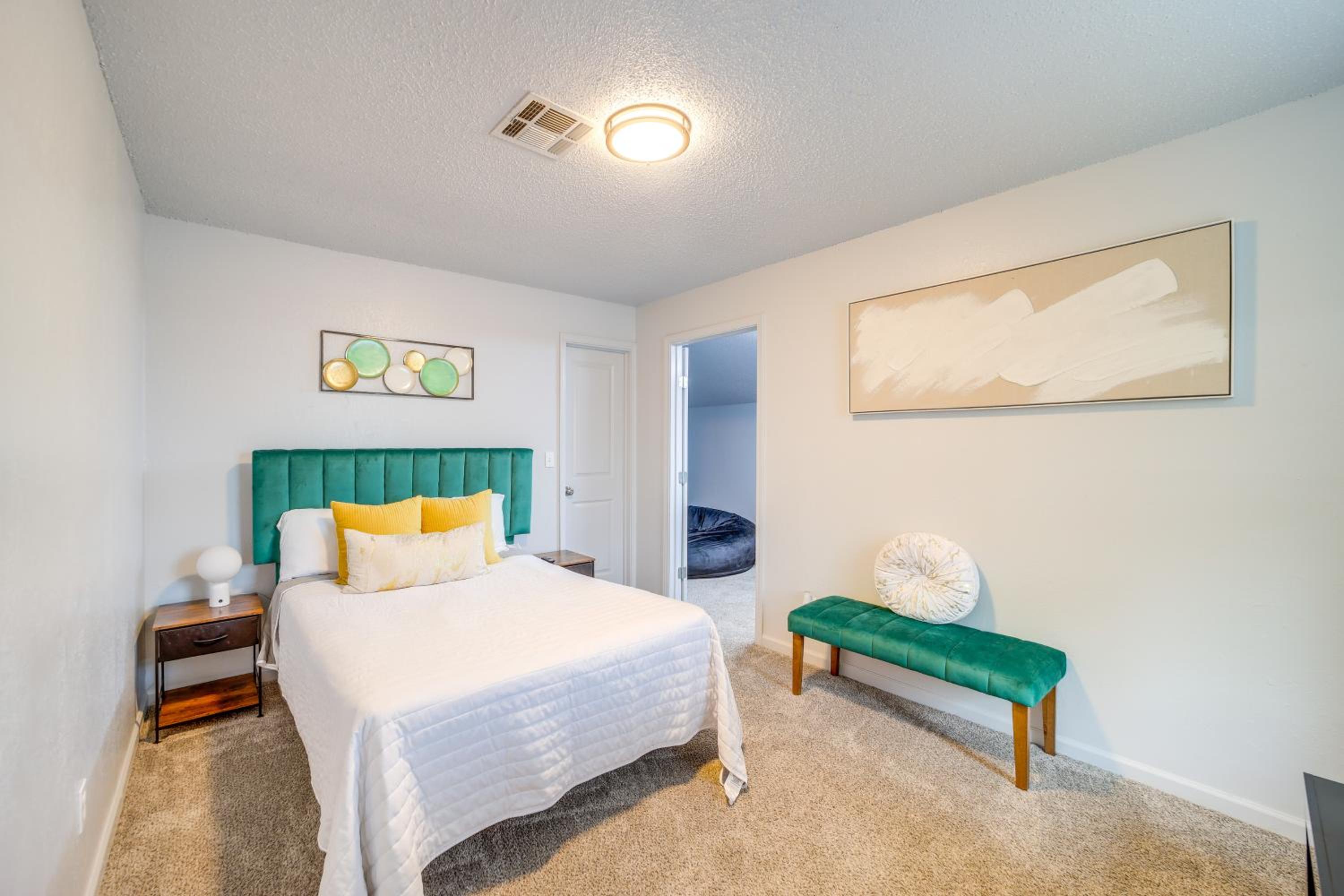 Pet-Friendly Retreat with Yard, 12 Mi to Dtwn Tulsa