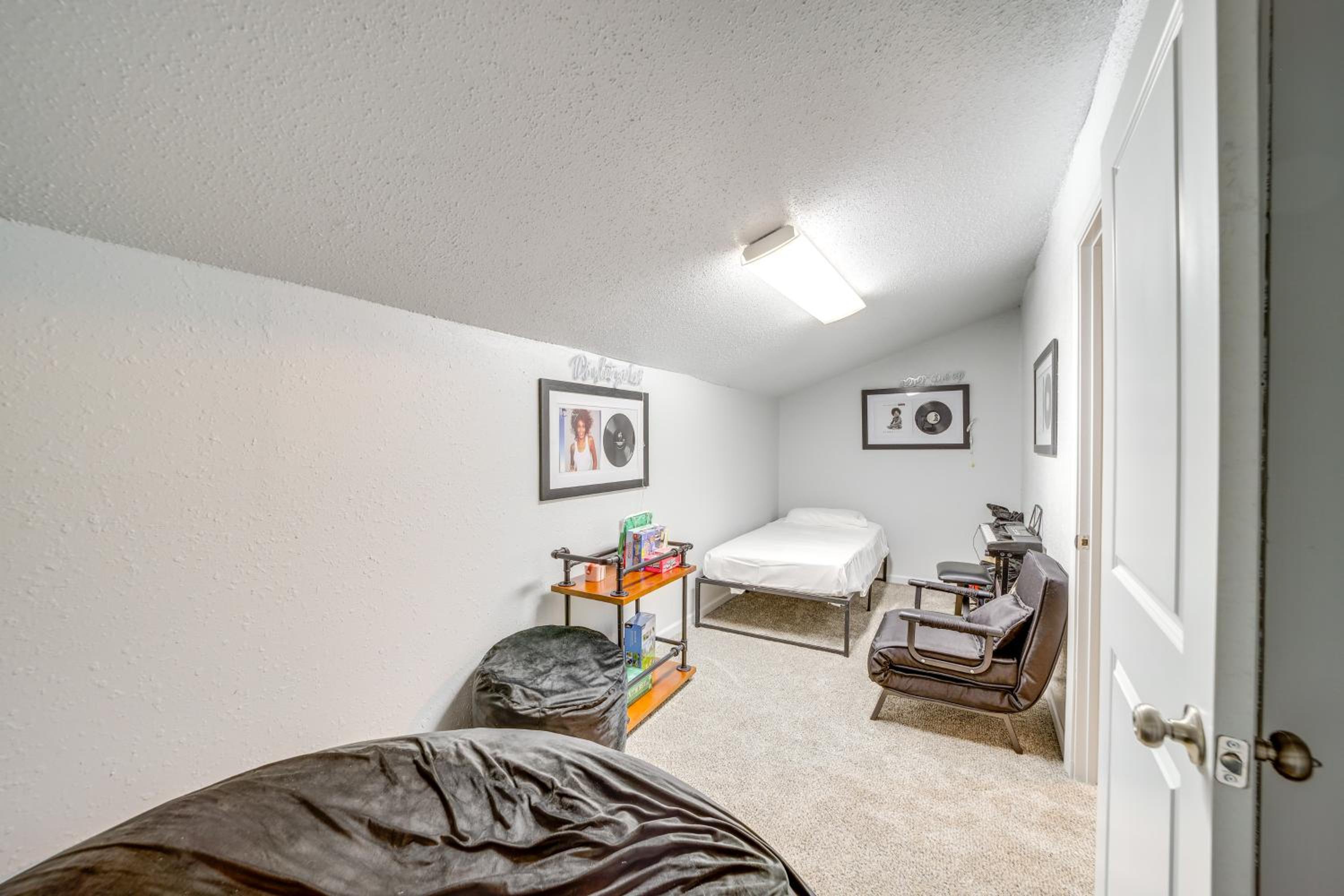 Pet-Friendly Retreat with Yard, 12 Mi to Dtwn Tulsa