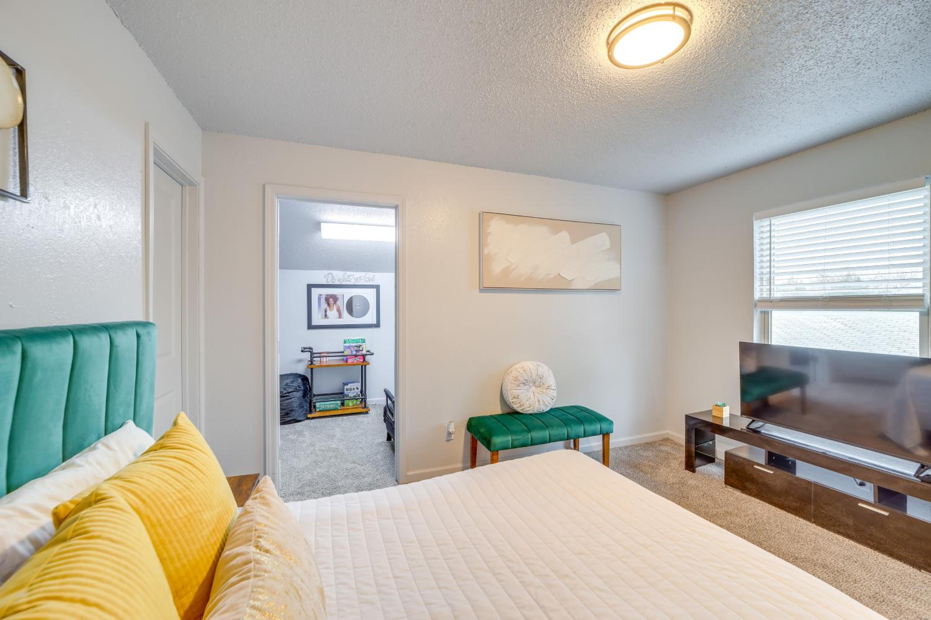 Pet-Friendly Retreat with Yard, 12 Mi to Dtwn Tulsa
