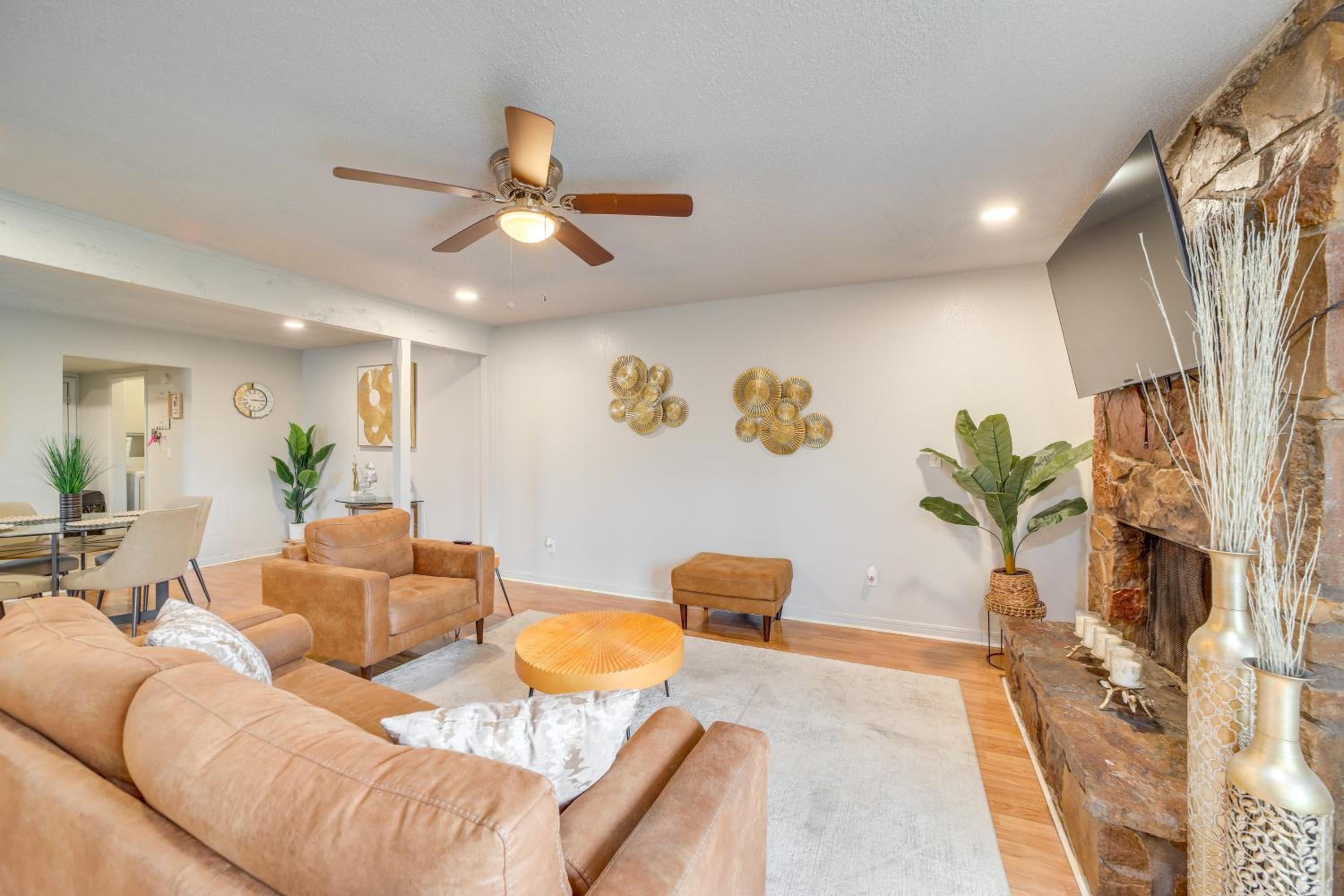 5 Mi to Route 66 Fun! Tulsa Towhome with Game Room