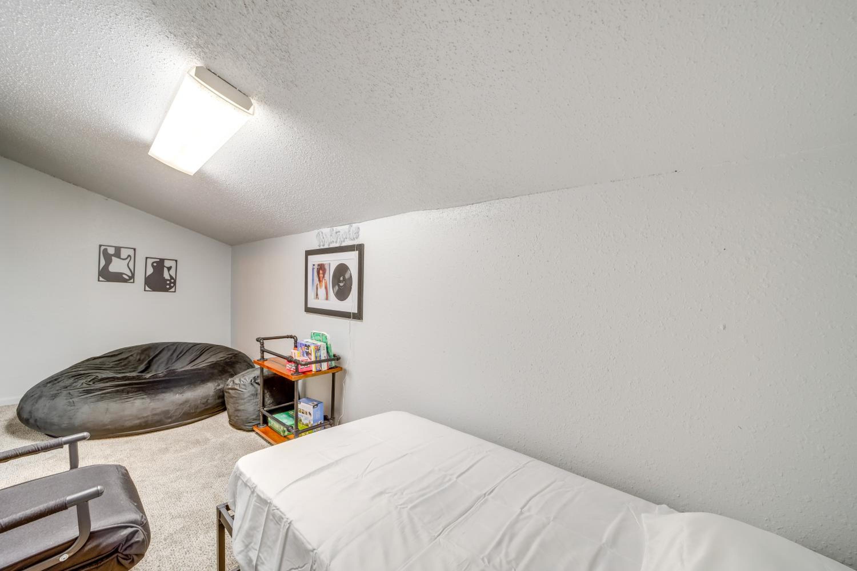 Pet-Friendly Retreat with Yard, 12 Mi to Dtwn Tulsa