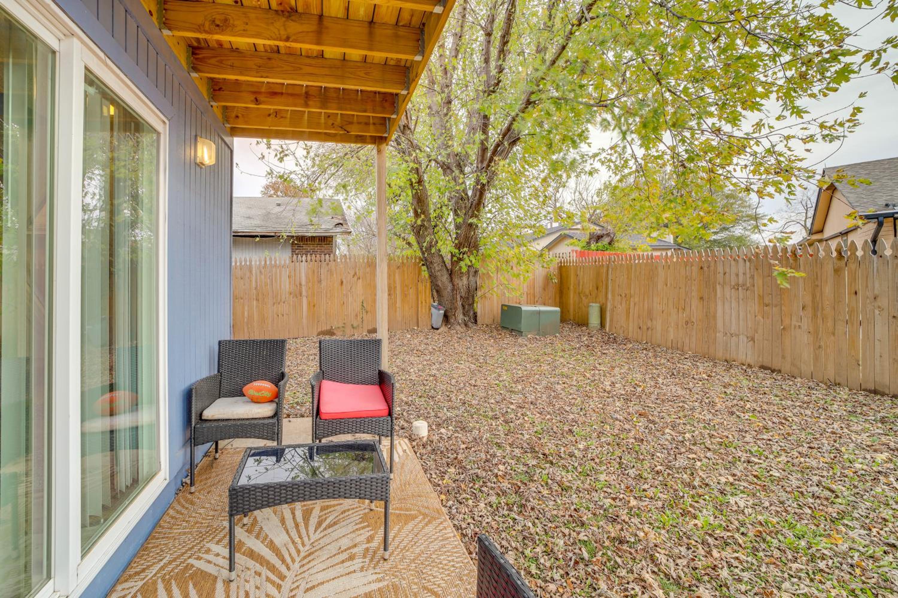Pet-Friendly Retreat with Yard, 12 Mi to Dtwn Tulsa