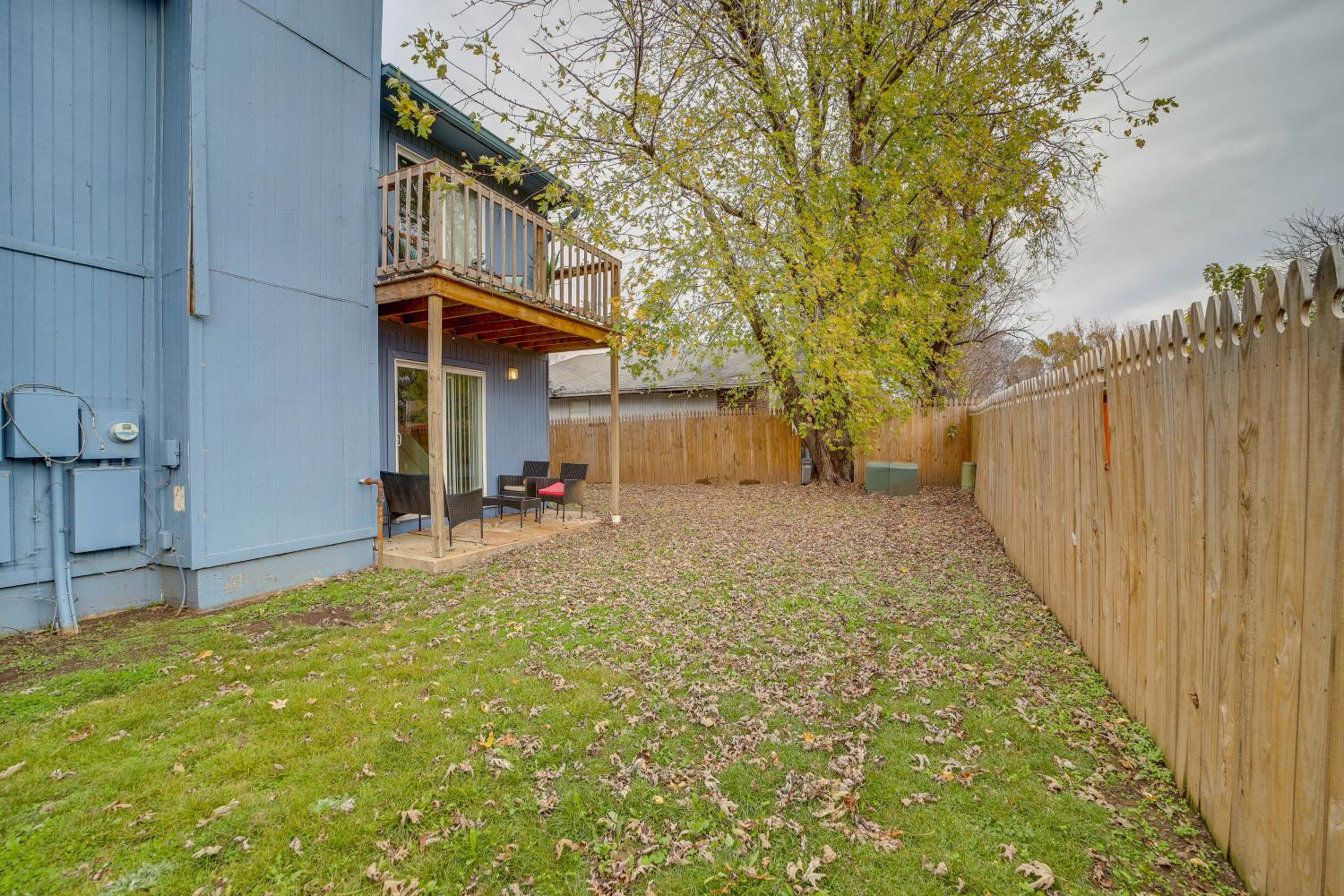 Pet-Friendly Retreat with Yard, 12 Mi to Dtwn Tulsa