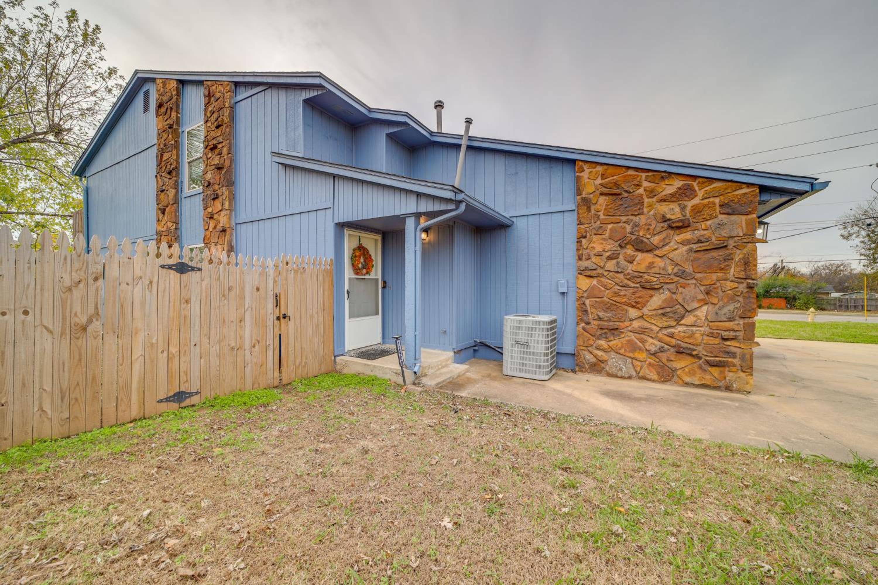 Pet-Friendly Retreat with Yard, 12 Mi to Dtwn Tulsa