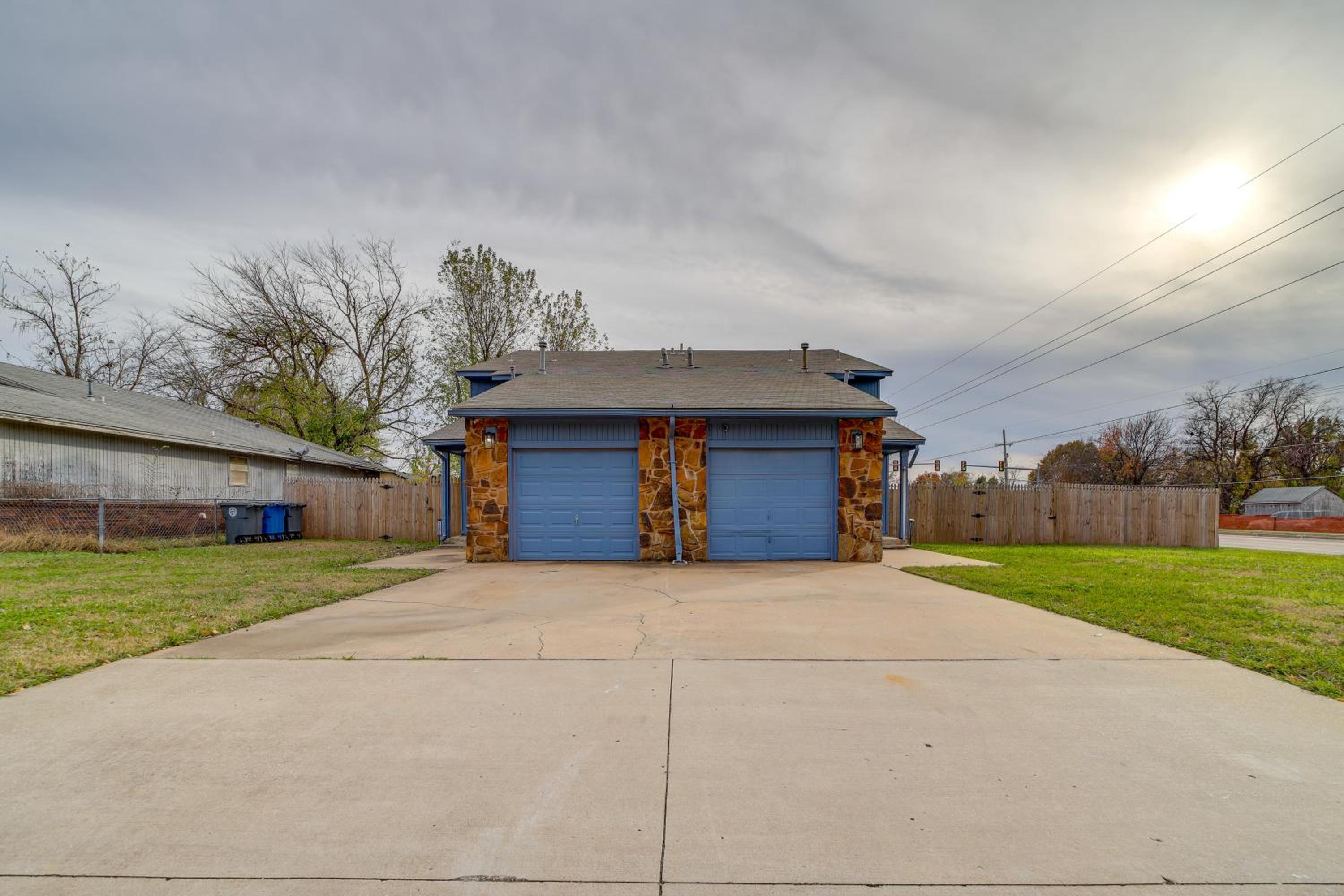 Pet-Friendly Retreat with Yard, 12 Mi to Dtwn Tulsa