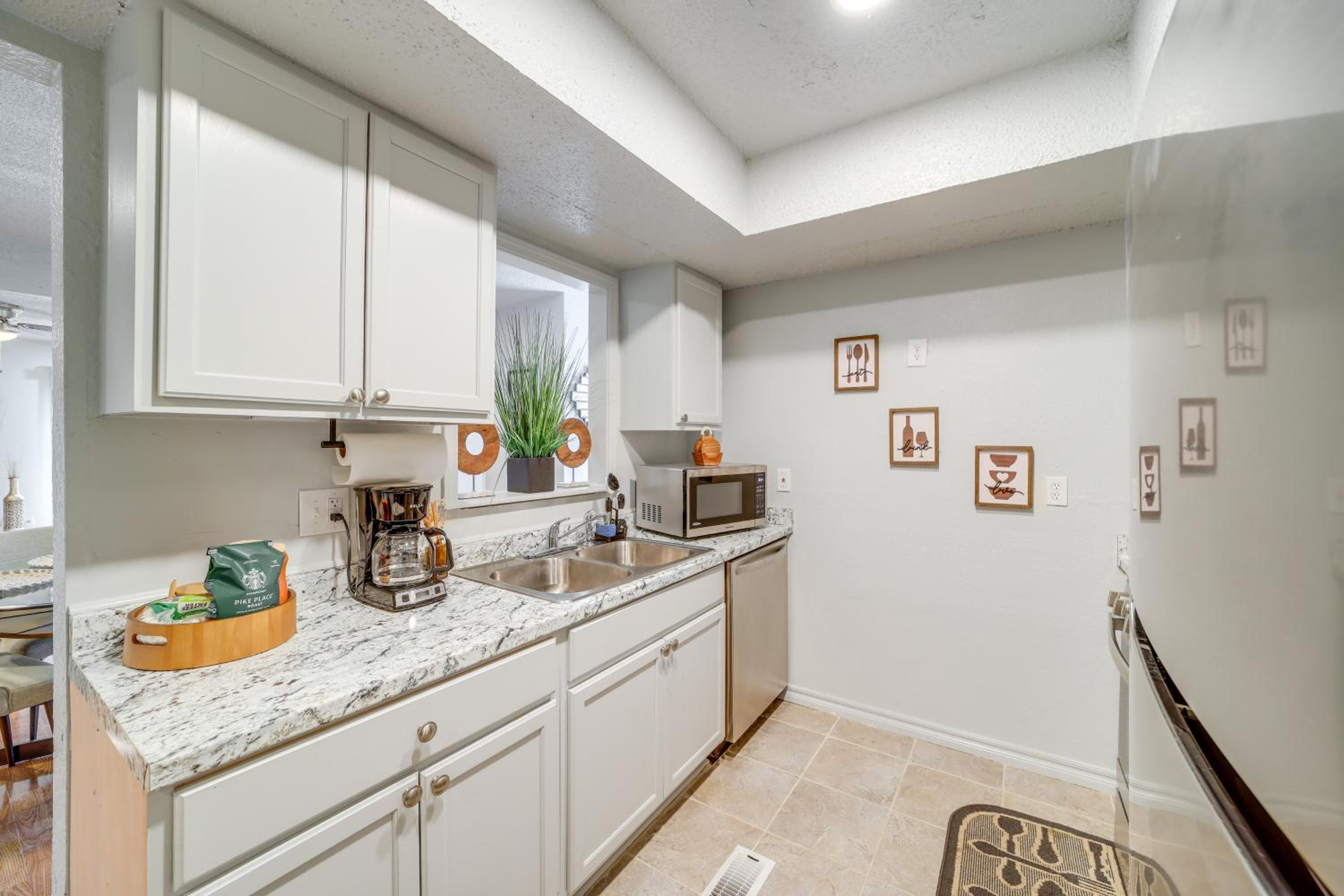 5 Mi to Route 66 Fun! Tulsa Towhome with Game Room