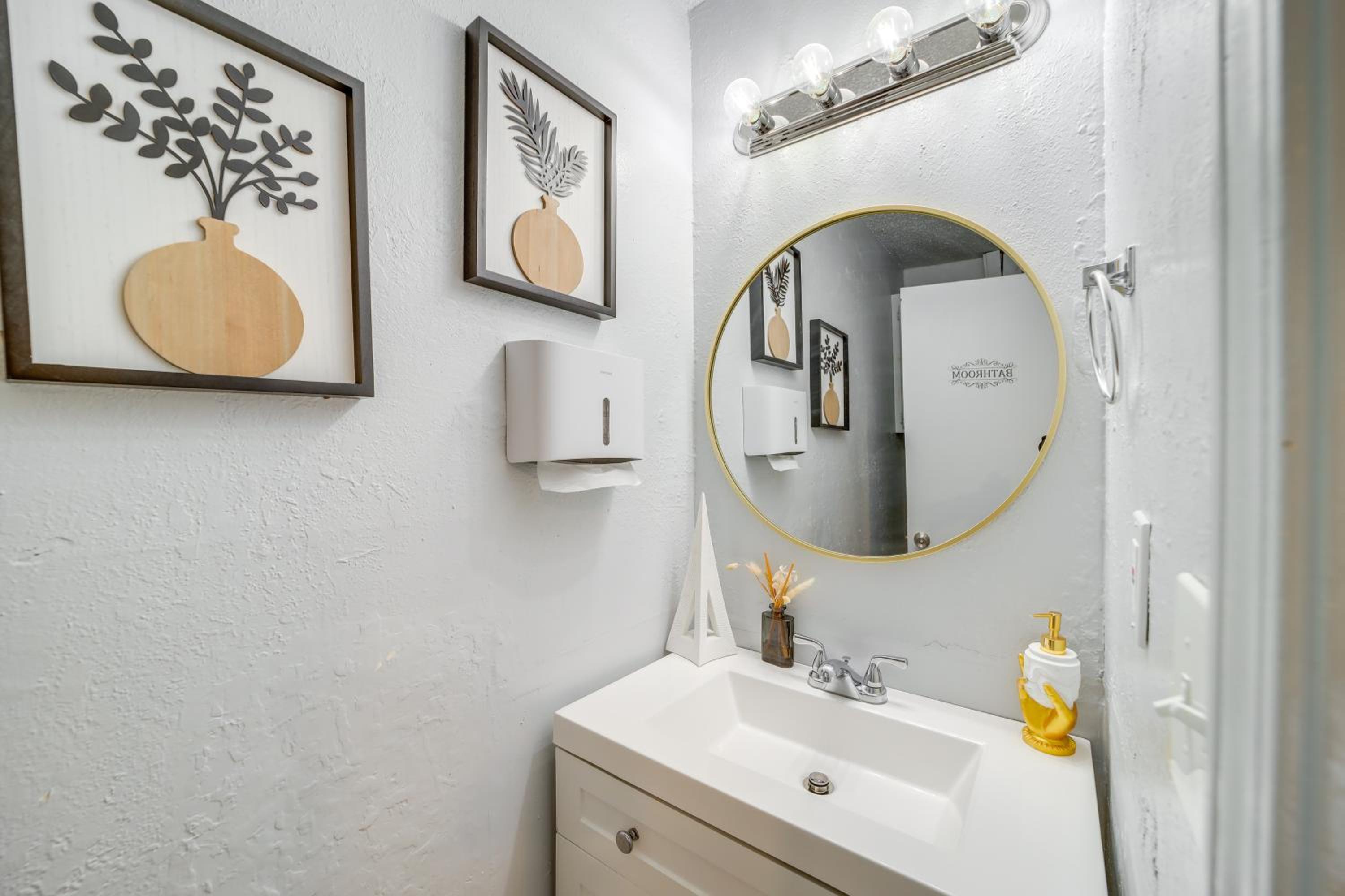 5 Mi to Route 66 Fun! Tulsa Towhome with Game Room