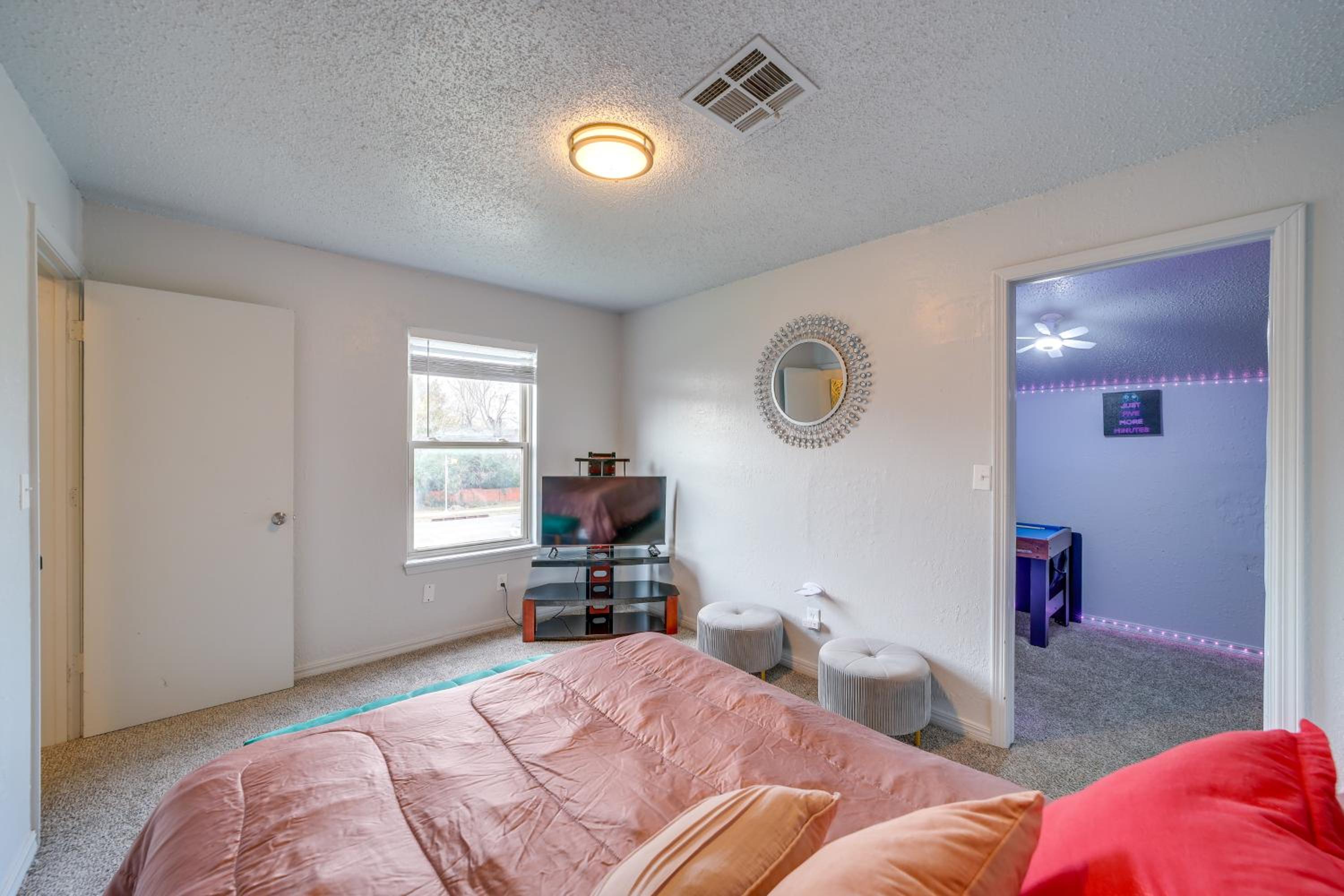 5 Mi to Route 66 Fun! Tulsa Towhome with Game Room