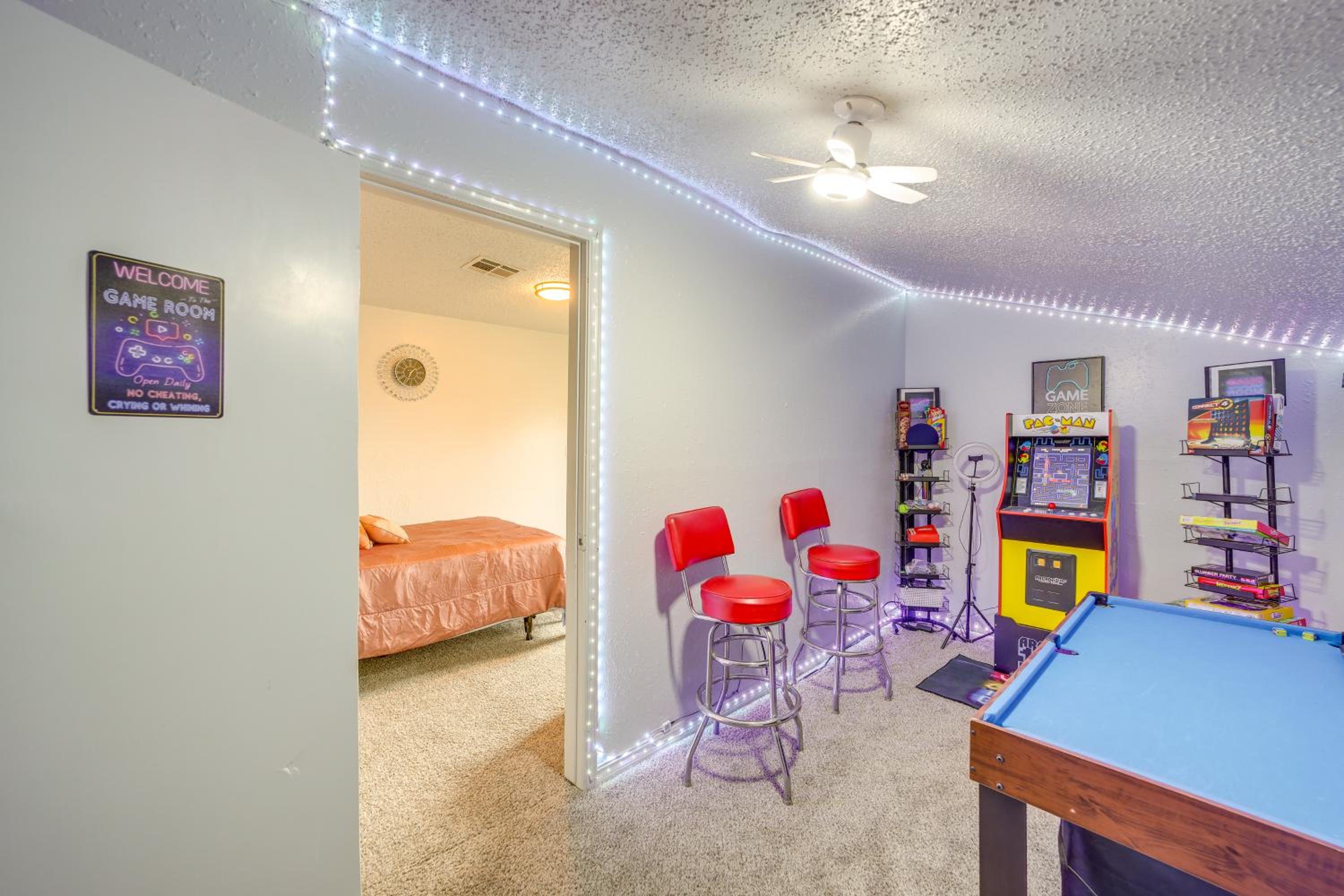 5 Mi to Route 66 Fun! Tulsa Towhome with Game Room