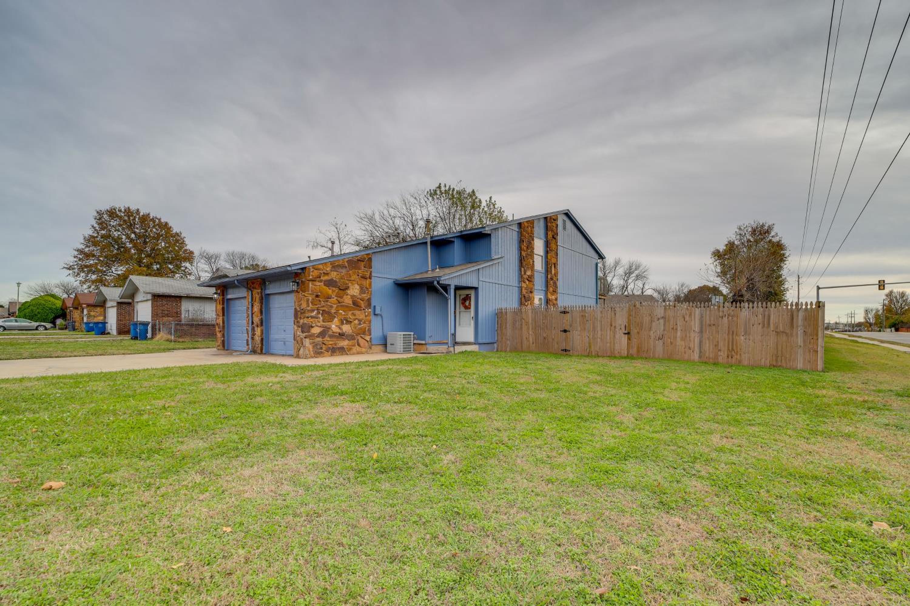 5 Mi to Route 66 Fun! Tulsa Towhome with Game Room