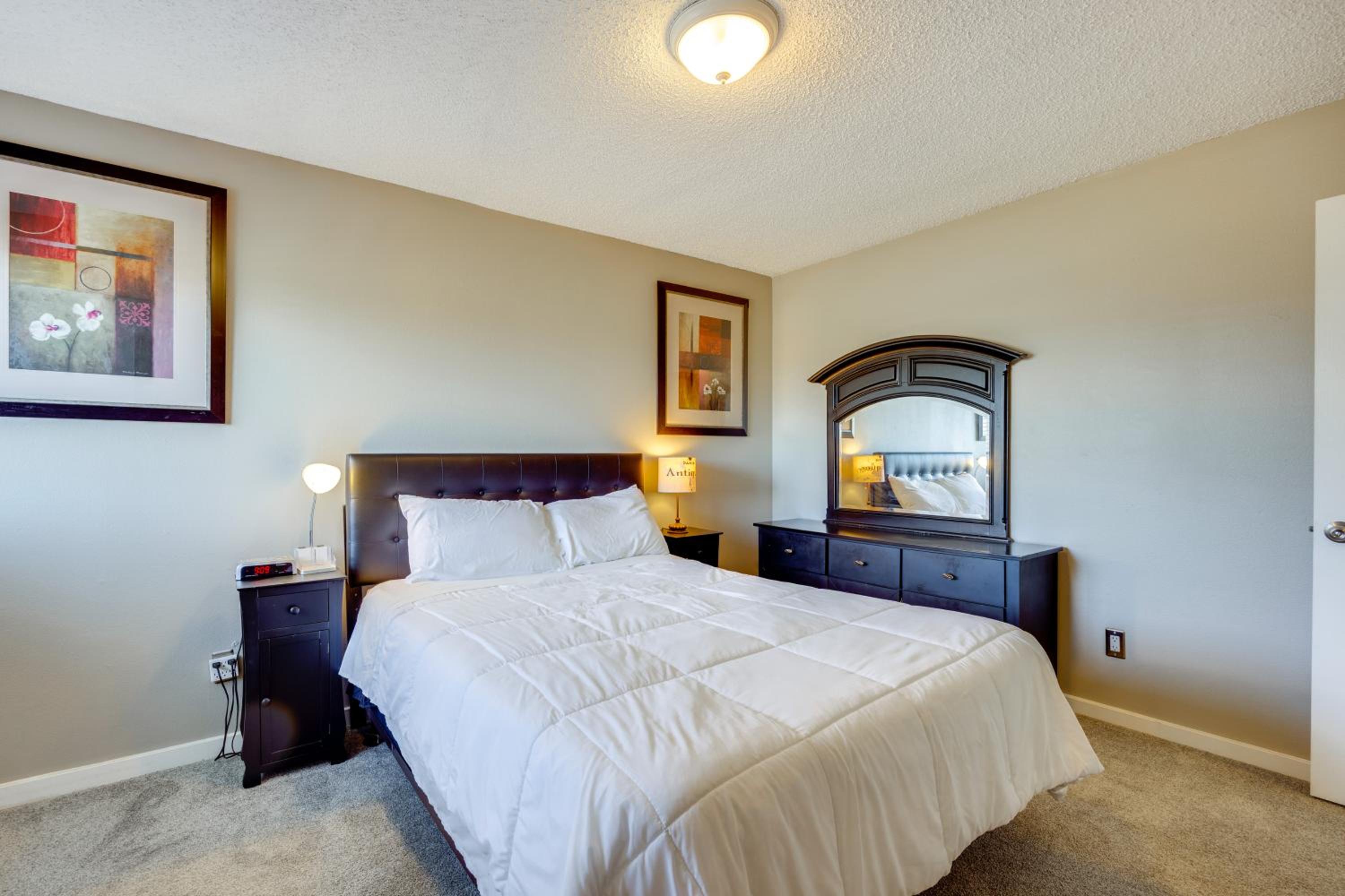 Pet-Friendly Condo with Mountain View in Monument!