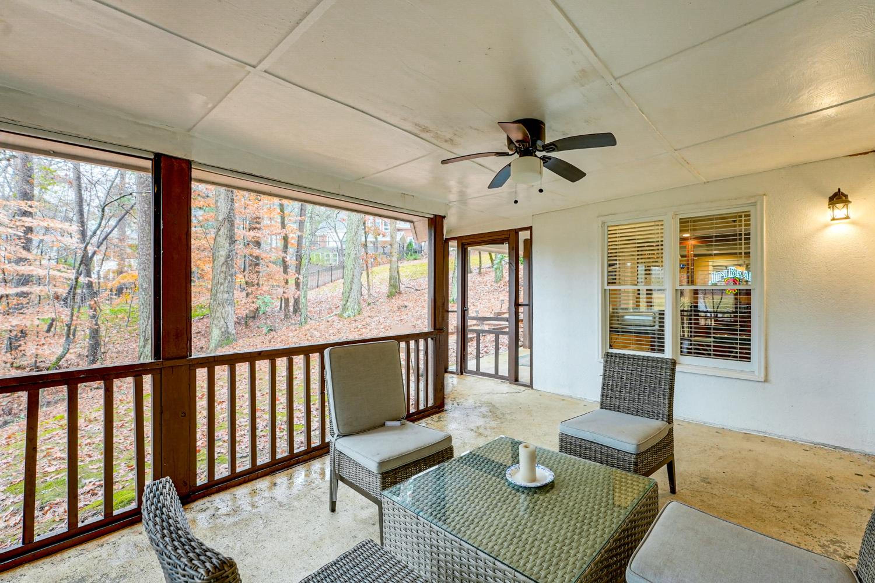 Tasteful Unit with Pool Table 7 Mi to Lake Altoona!