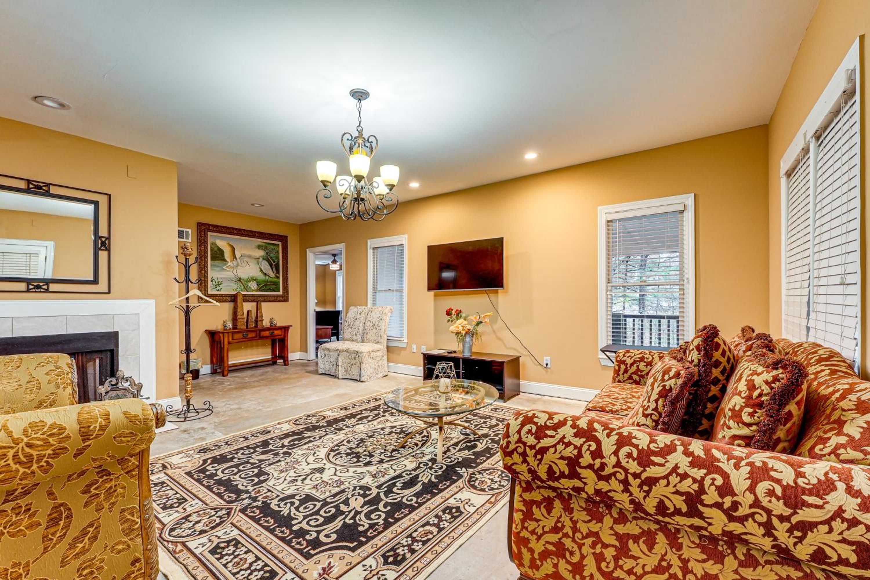 Tasteful Unit with Pool Table 7 Mi to Lake Altoona!