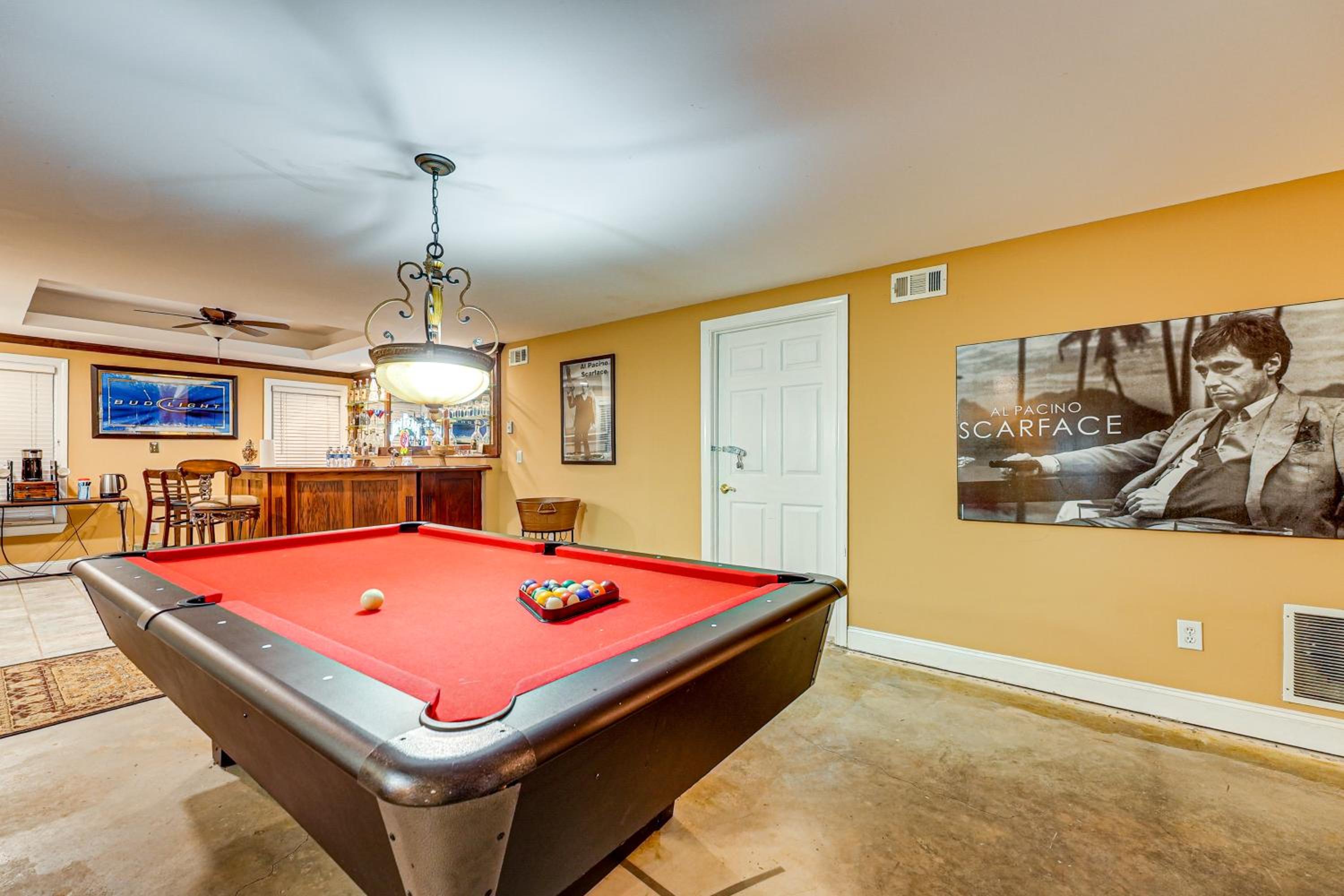 Tasteful Unit with Pool Table 7 Mi to Lake Altoona!