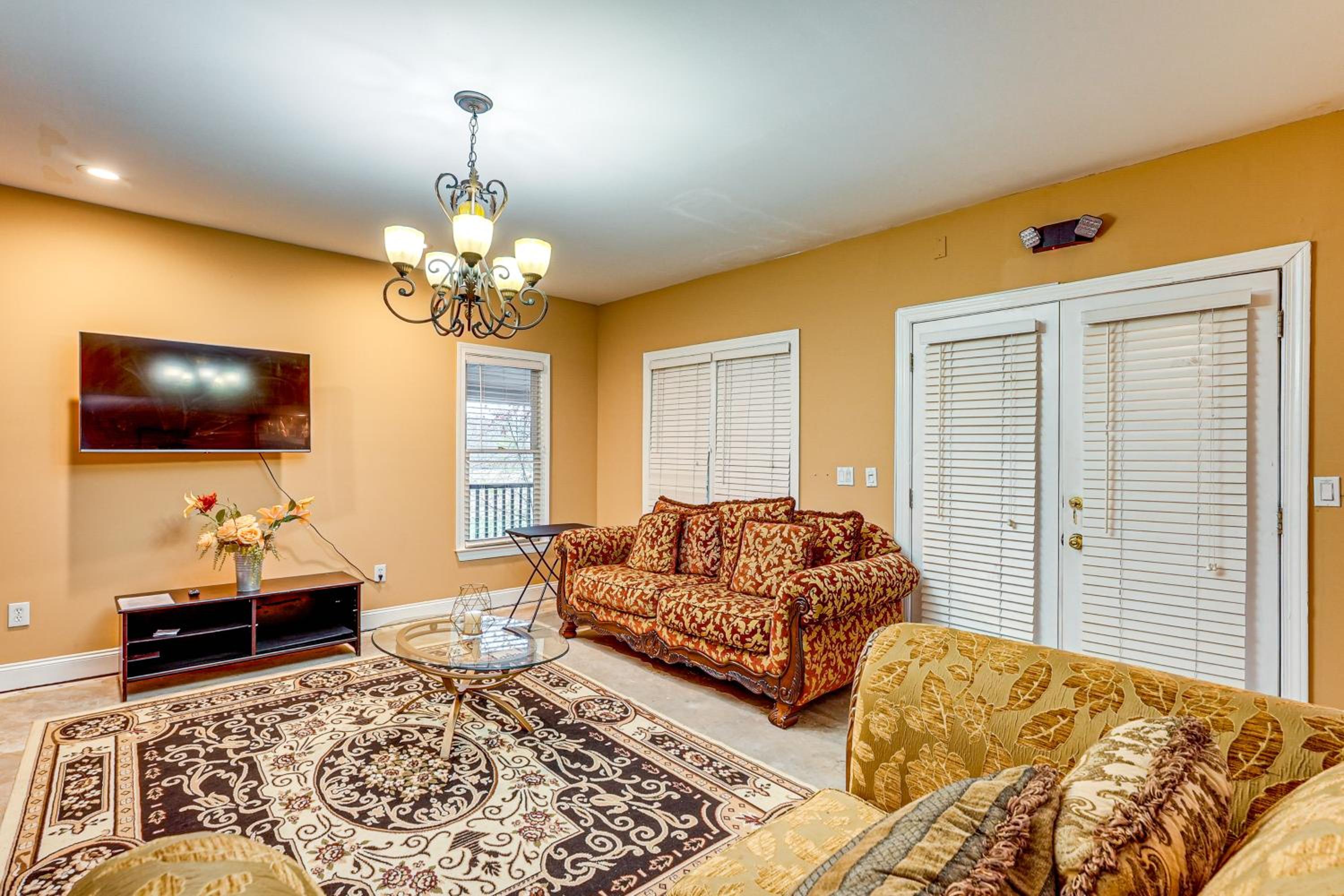 Tasteful Unit with Pool Table 7 Mi to Lake Altoona!