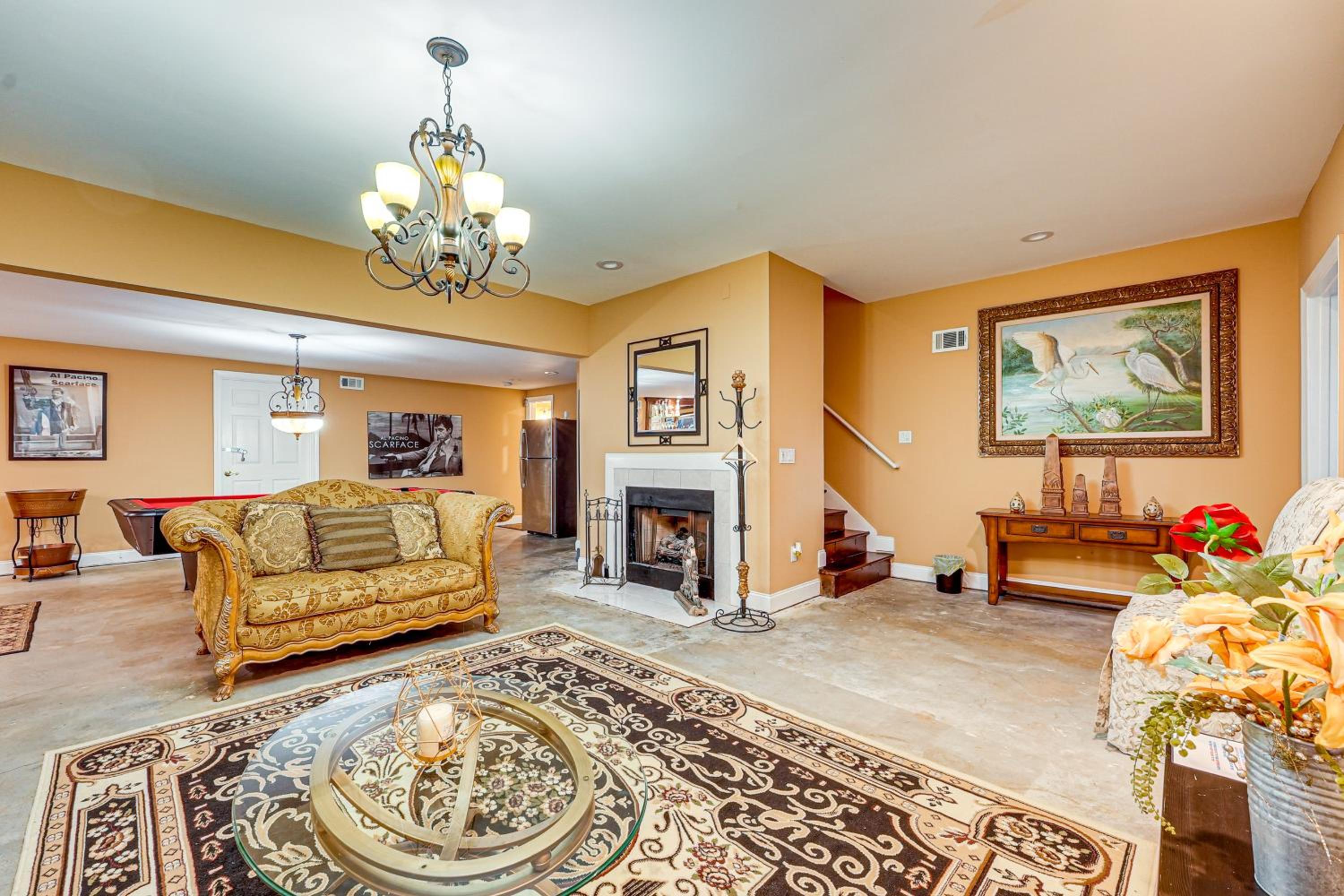 Tasteful Unit with Pool Table 7 Mi to Lake Altoona!