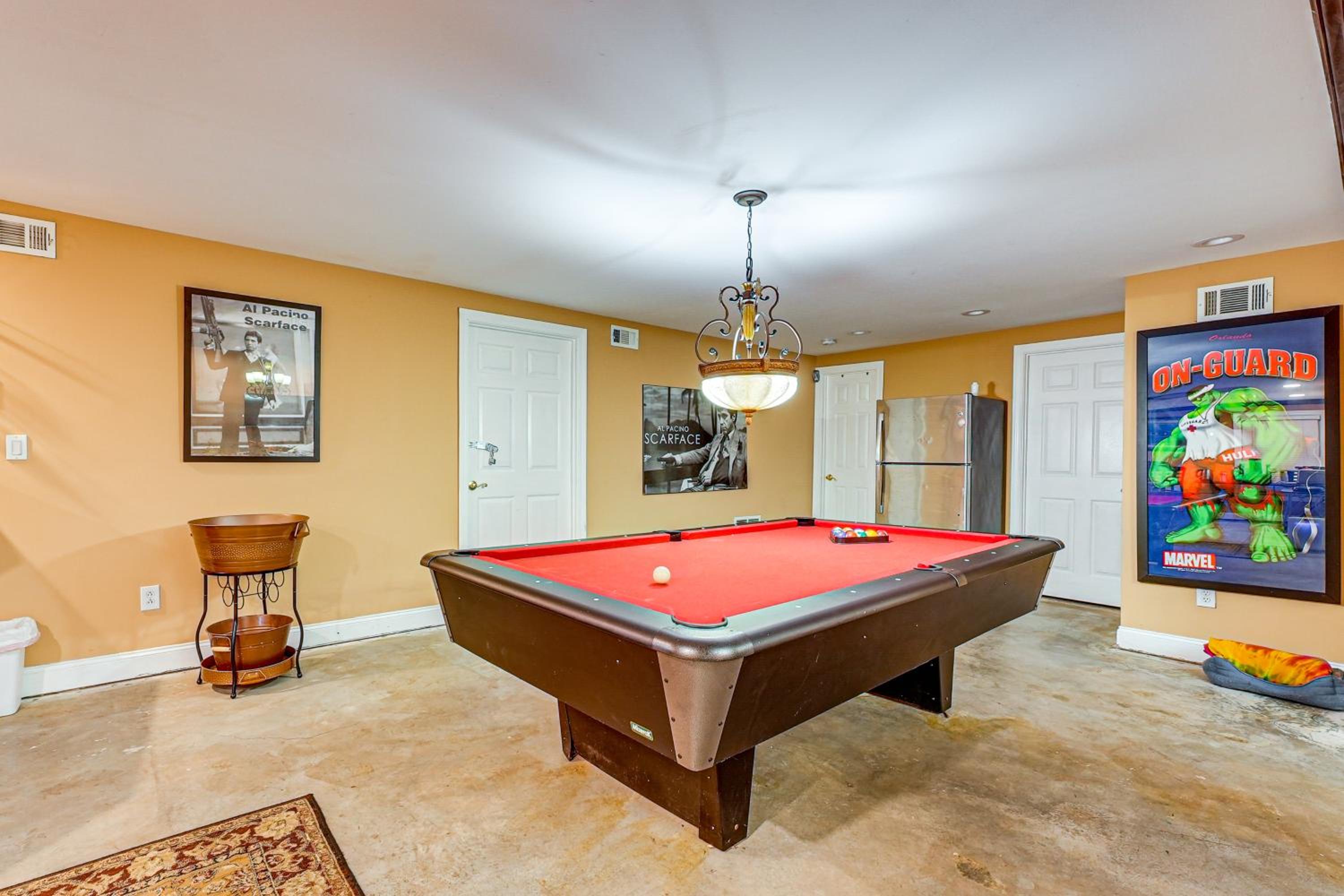 Tasteful Unit with Pool Table 7 Mi to Lake Altoona!