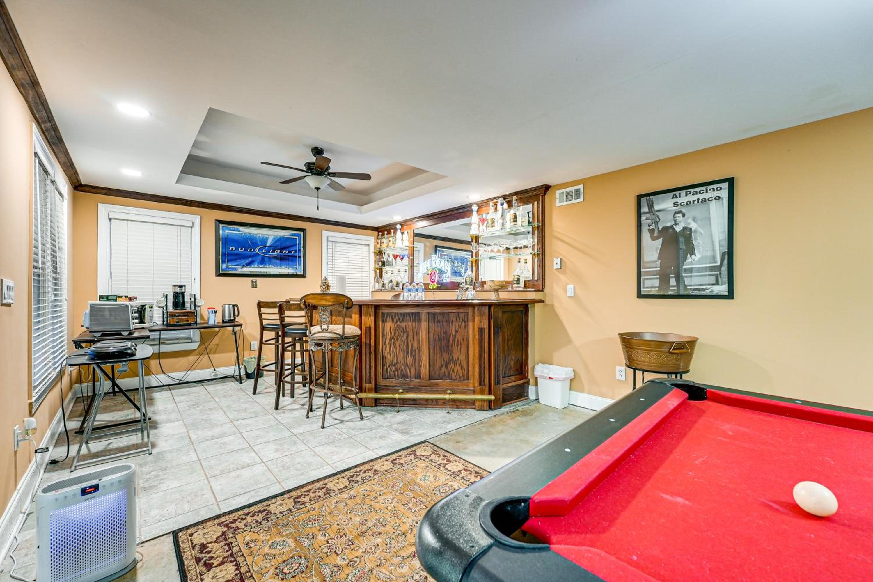 Tasteful Unit with Pool Table 7 Mi to Lake Altoona!