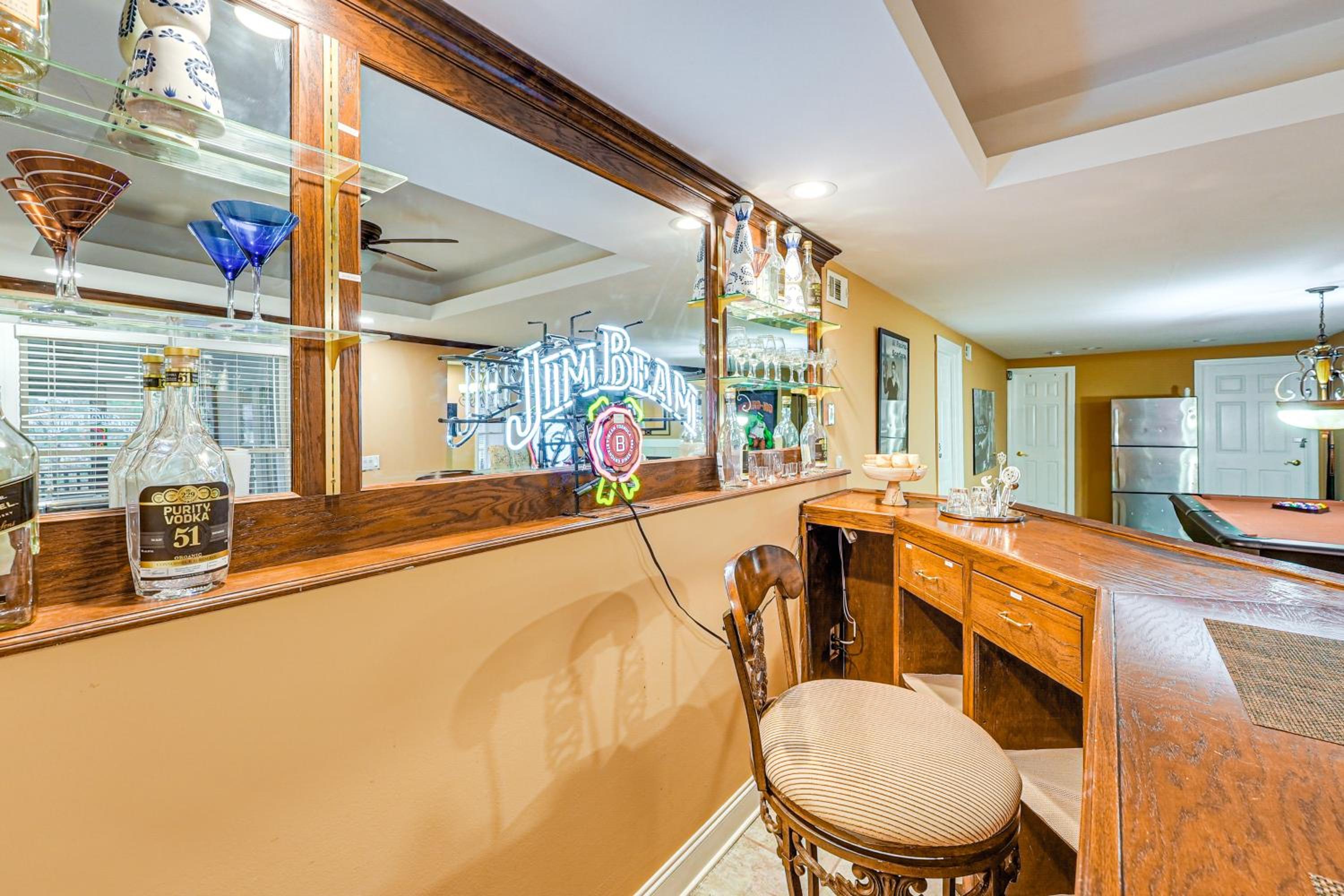 Tasteful Unit with Pool Table 7 Mi to Lake Altoona!