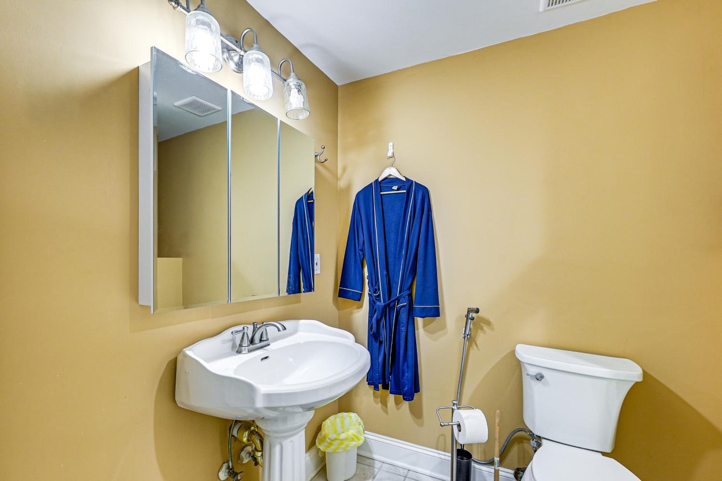 Tasteful Unit with Pool Table 7 Mi to Lake Altoona!