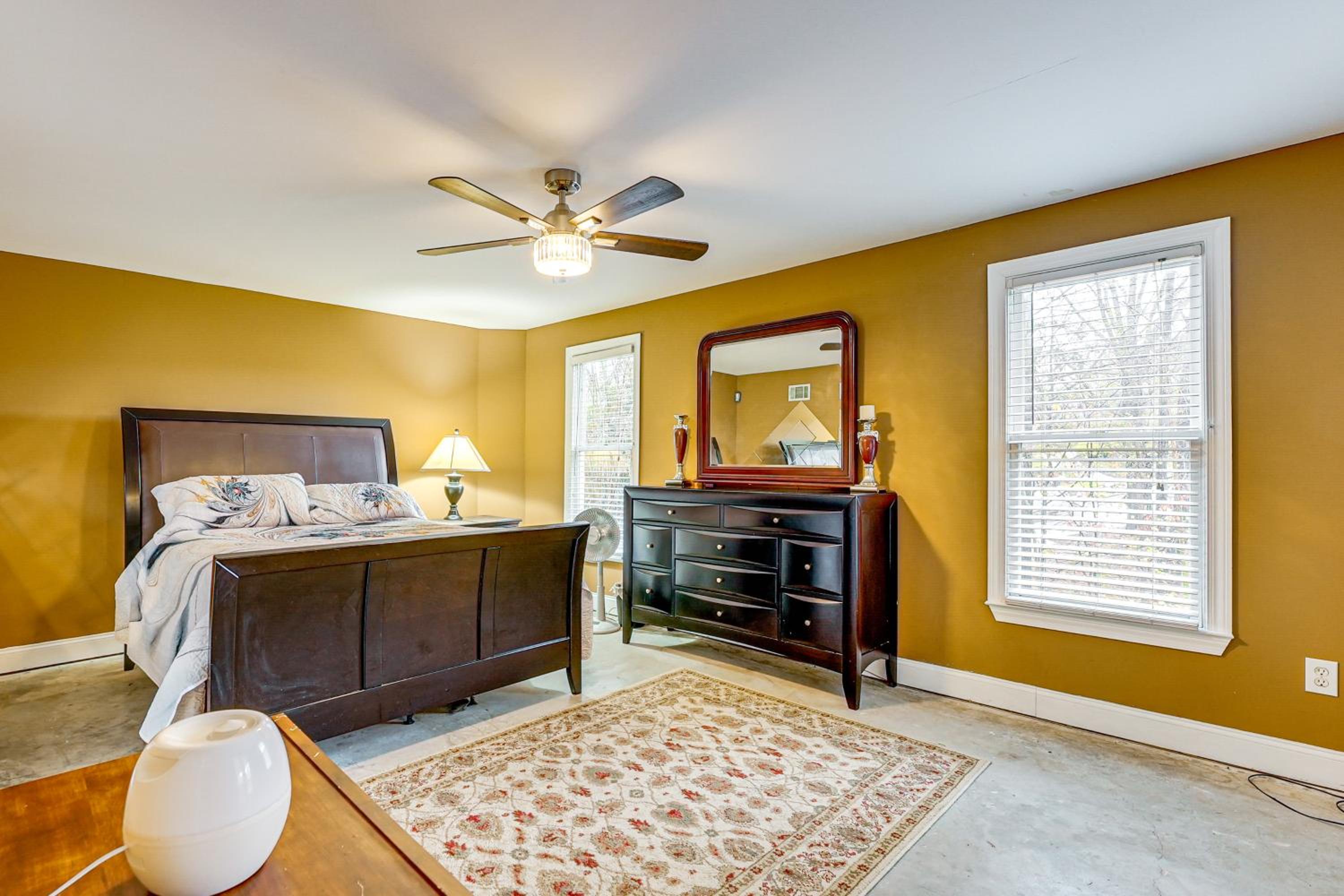 Tasteful Unit with Pool Table 7 Mi to Lake Altoona!