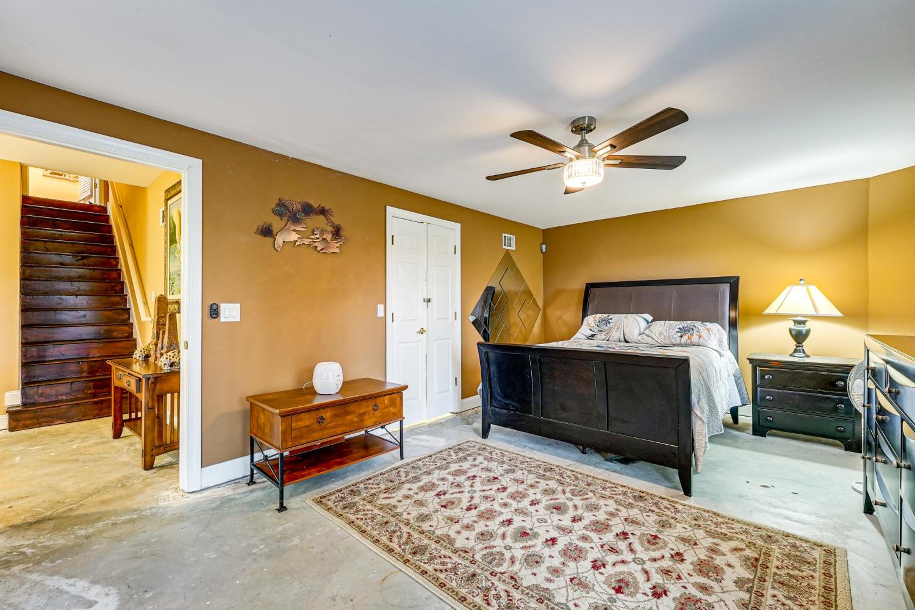 Tasteful Unit with Pool Table 7 Mi to Lake Altoona!