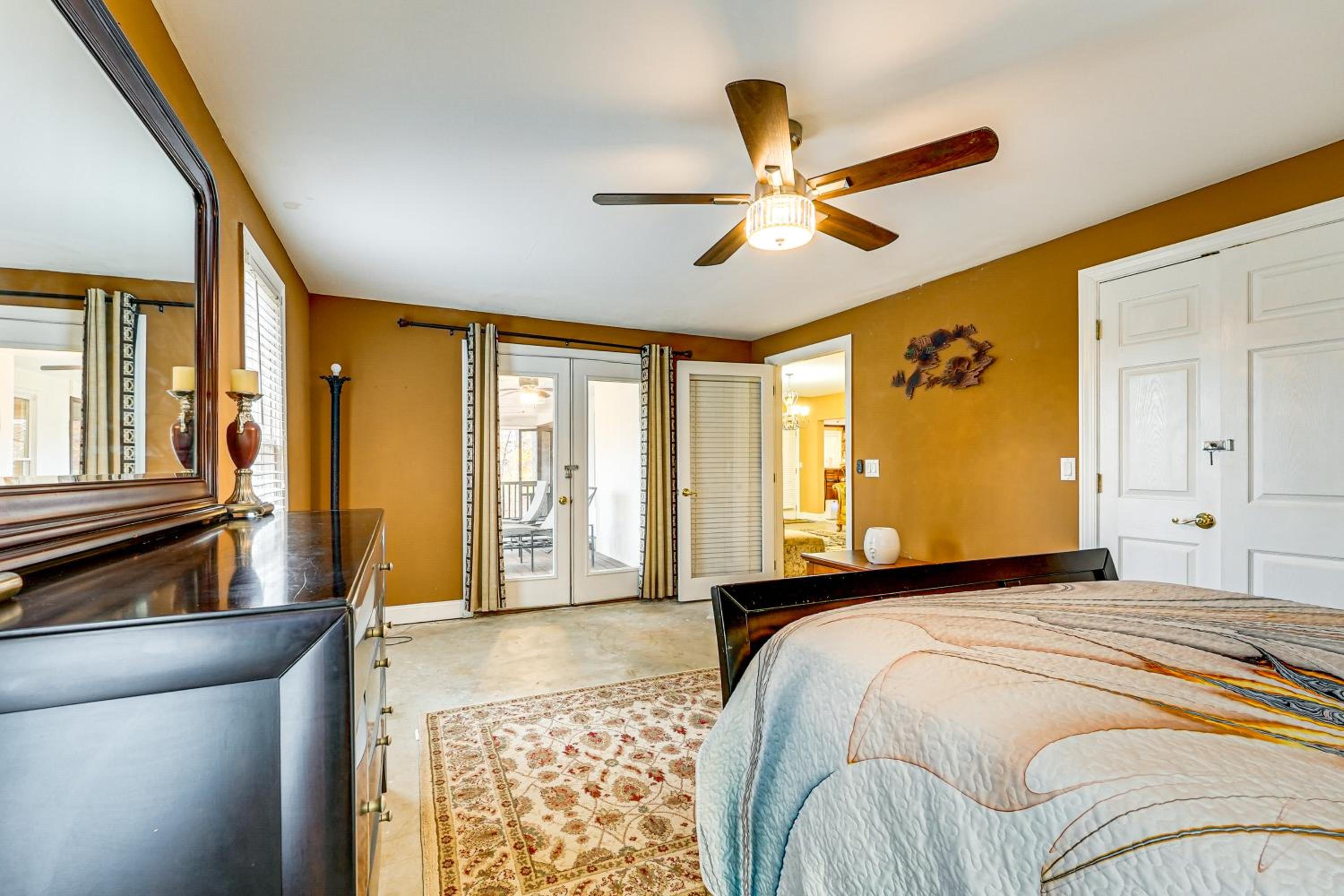 Tasteful Unit with Pool Table 7 Mi to Lake Altoona!