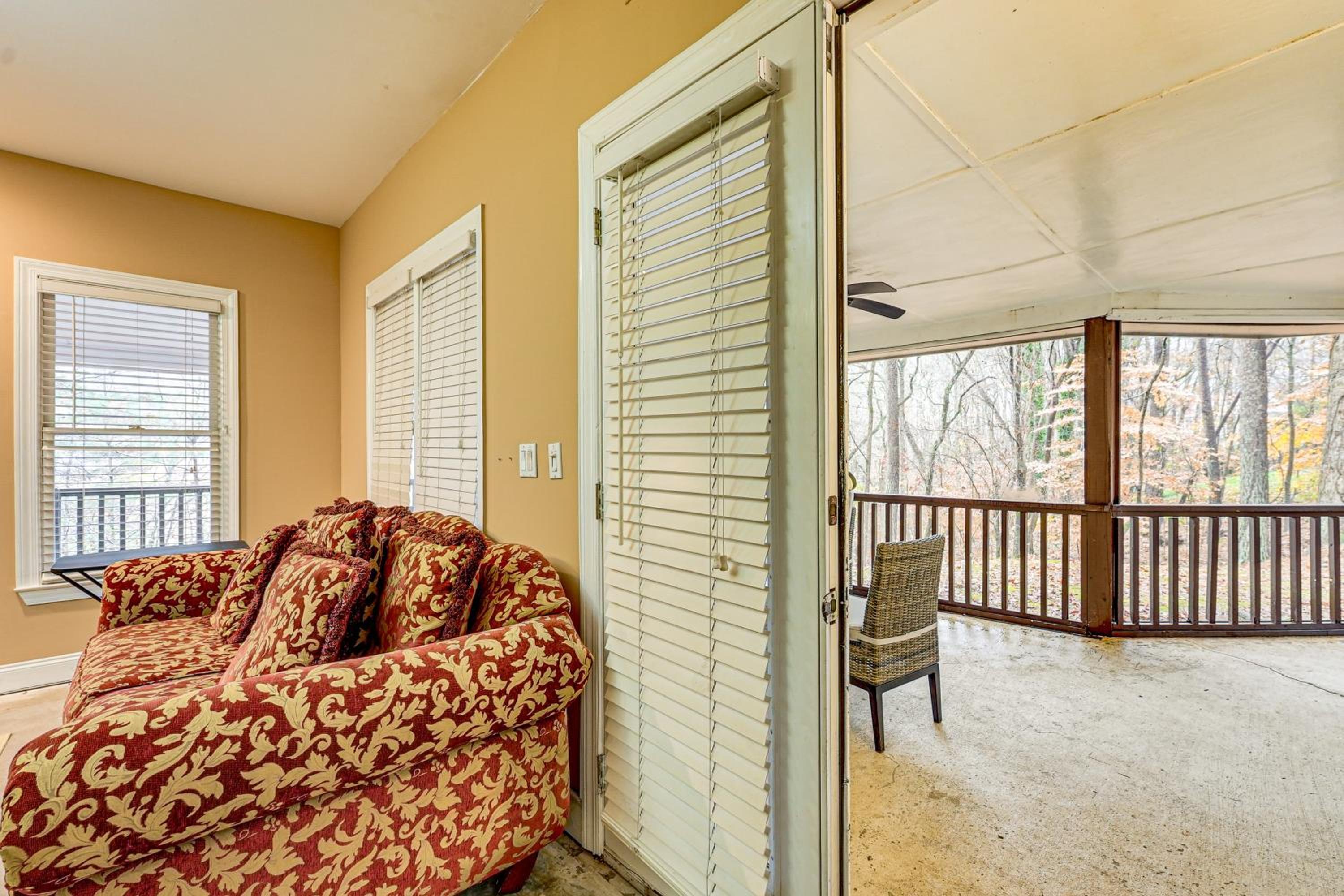 Tasteful Unit with Pool Table 7 Mi to Lake Altoona!
