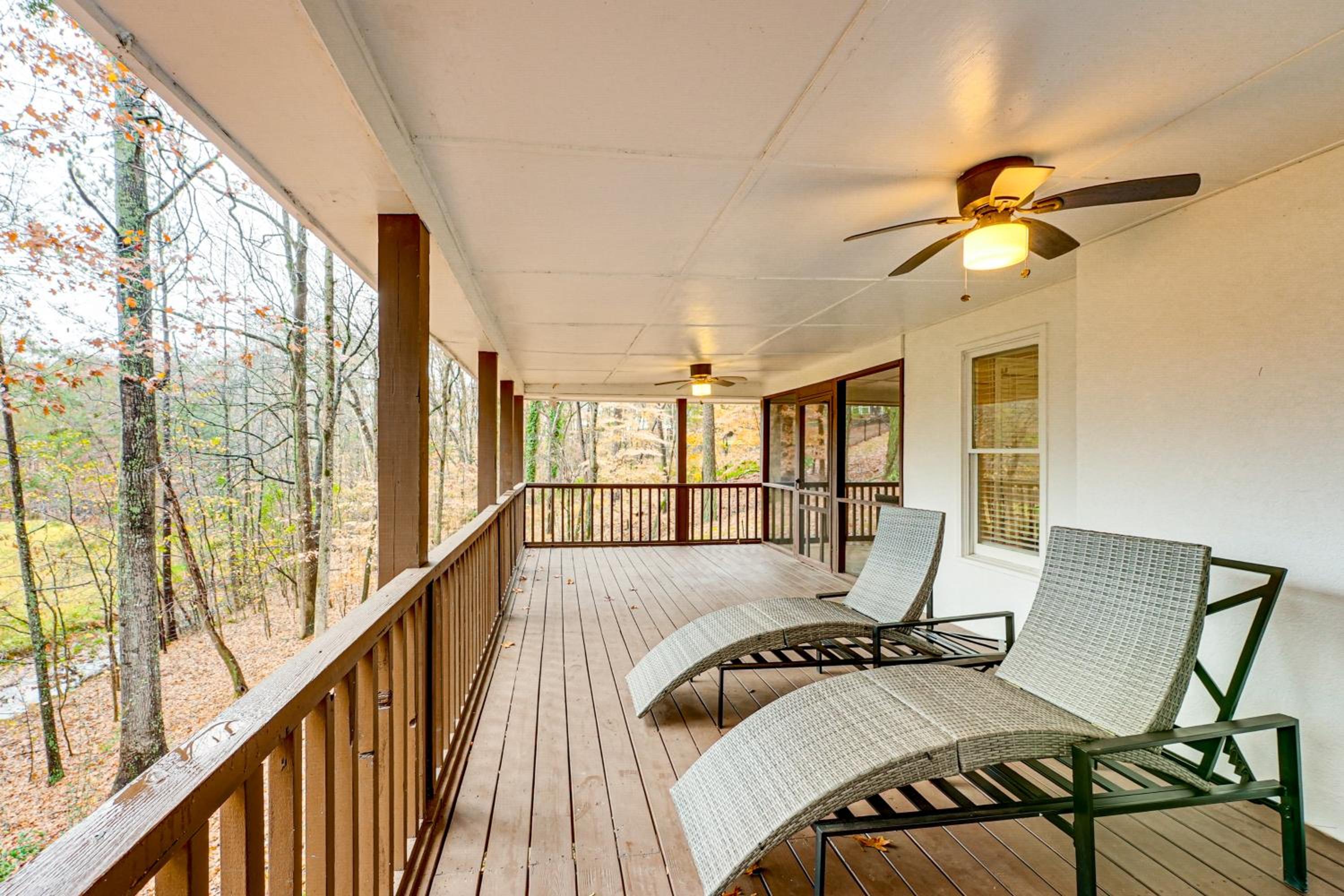 Tasteful Unit with Pool Table 7 Mi to Lake Altoona!